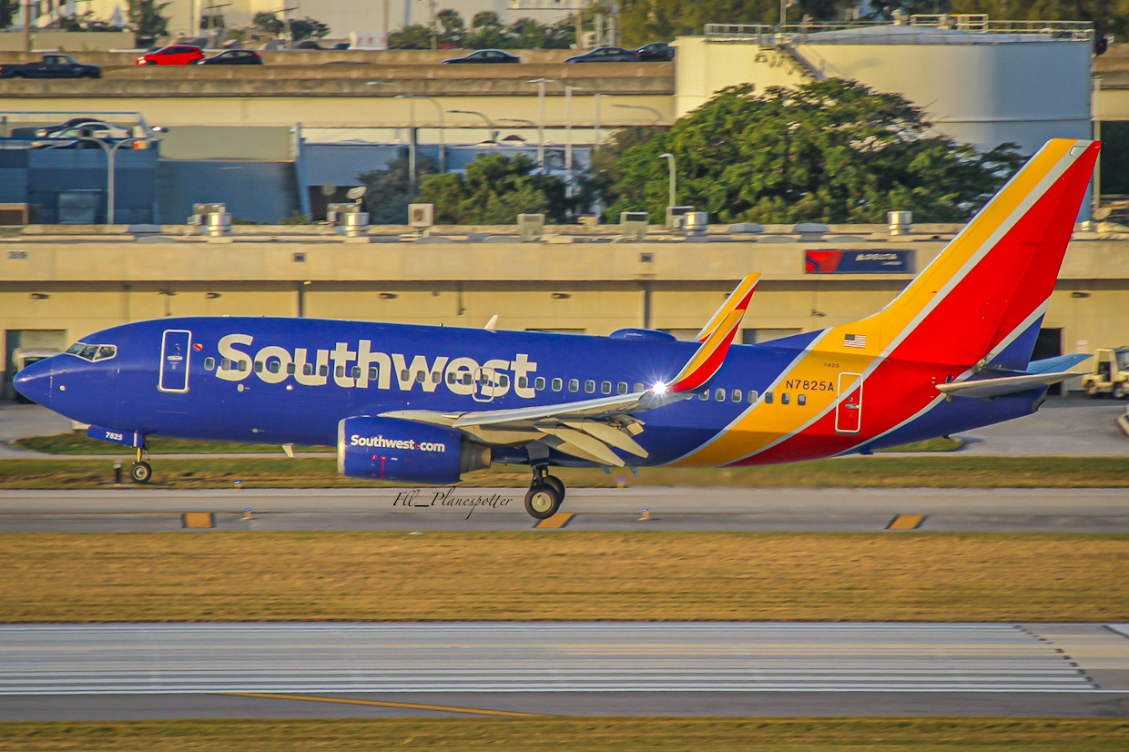 Full size: Southwest Airlines Boeing 737-700 N7825A at Fort Lauderdale/Hollywood International Airport