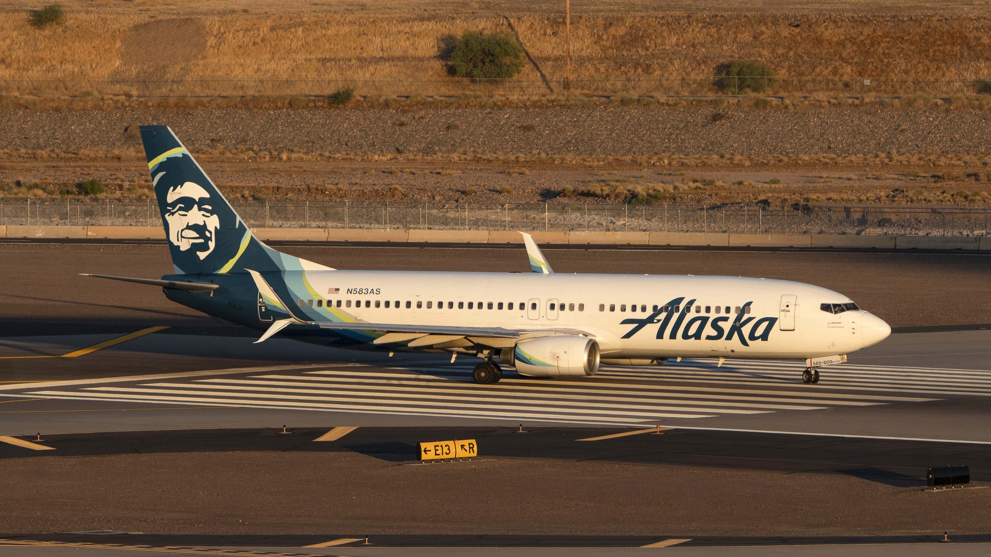 Full size: Alaska Airlines Boeing 737-800 N586AS at Phoenix Sky Harbor International Airport