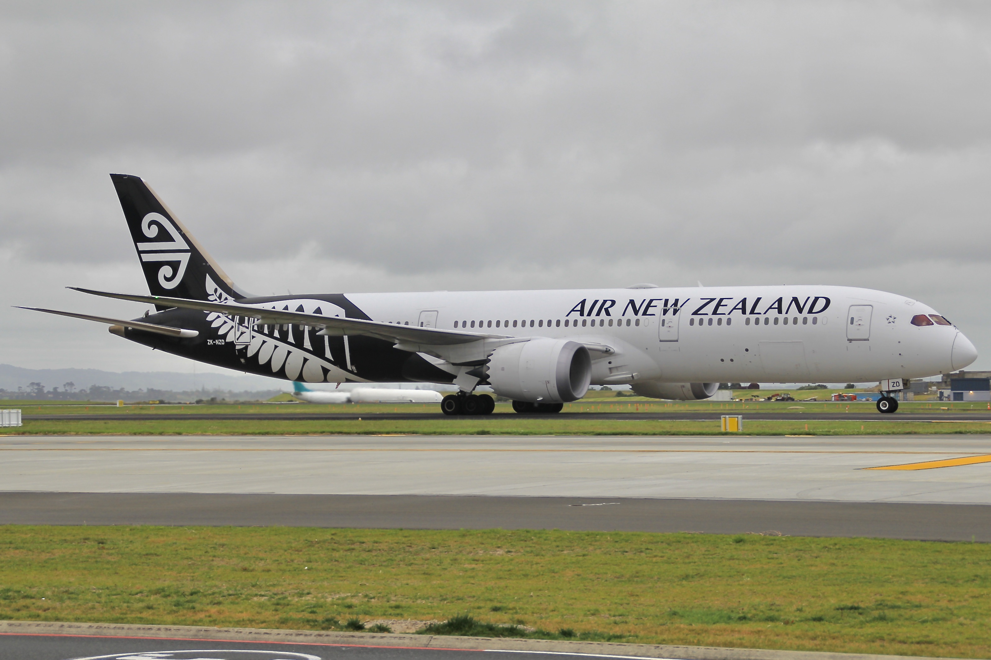 Full size: Air New Zealand Boeing 787-9 ZK-NZD at Auckland International Airport
