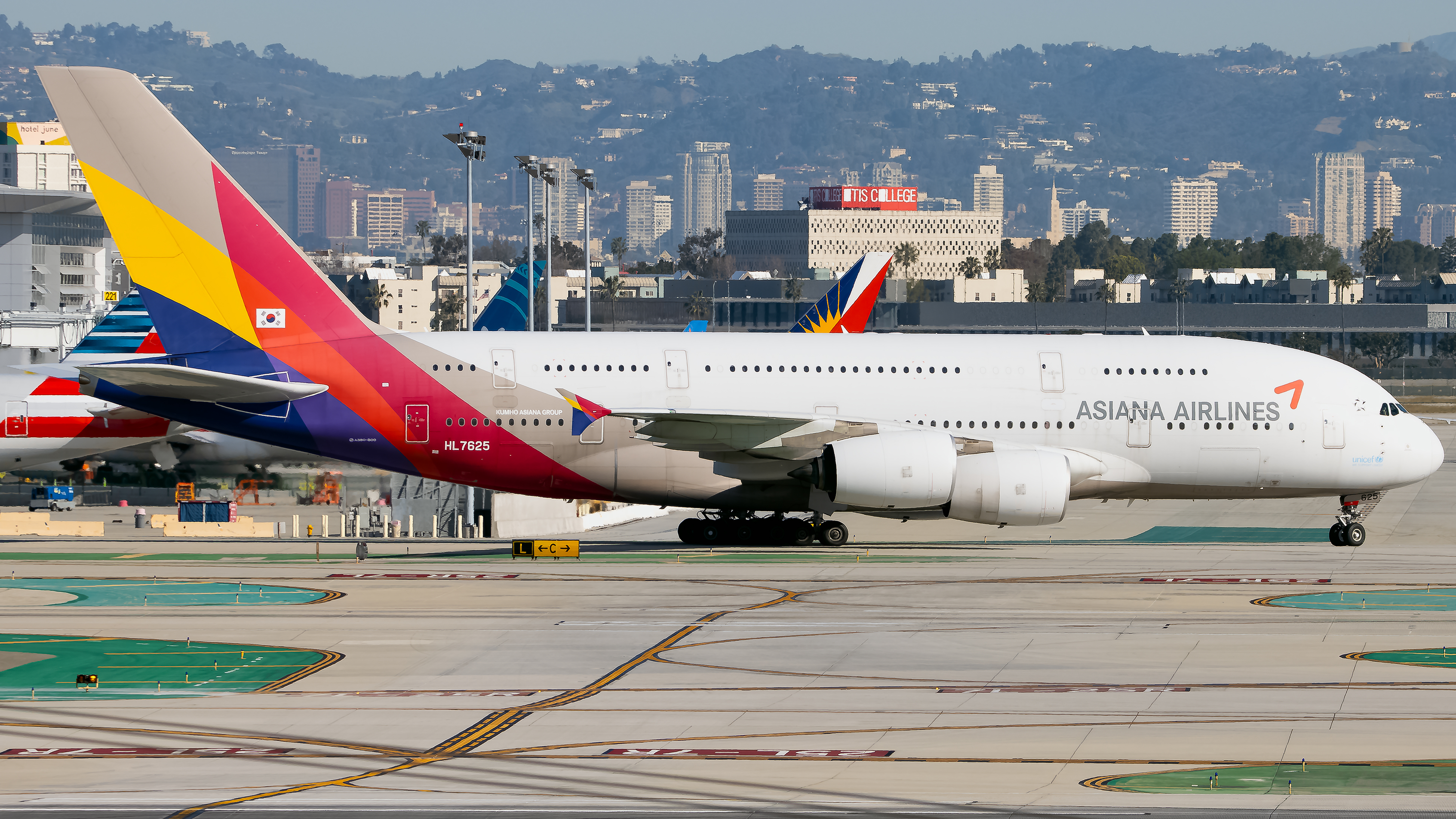 Full size: Asiana Airlines Airbus A380-800 HL7625 at Los Angeles International Airport