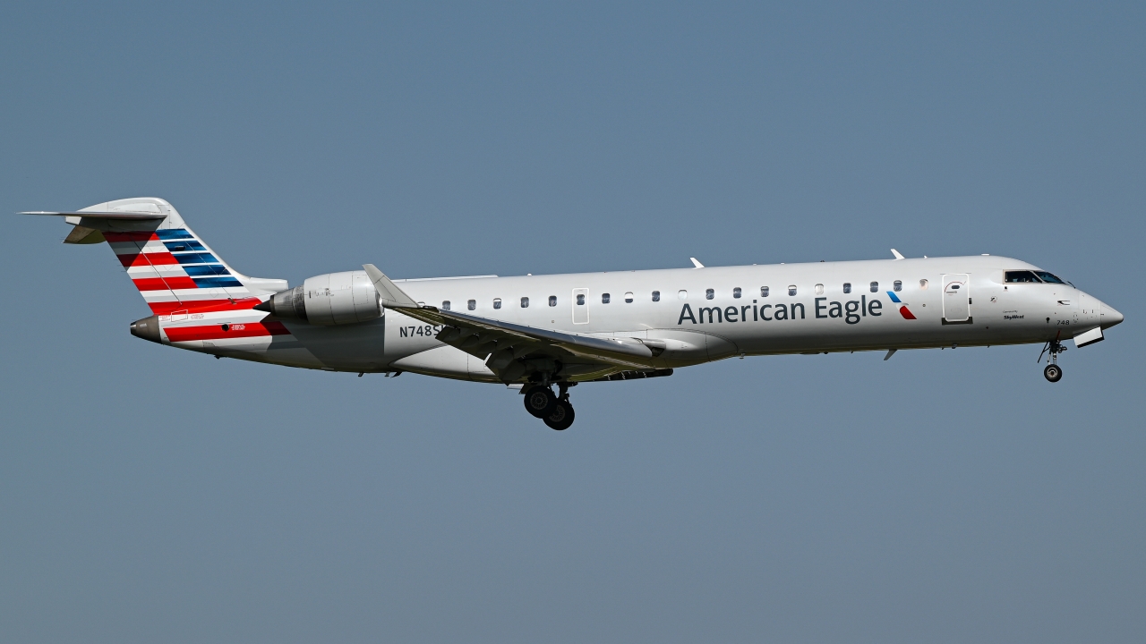 Full size: American Eagle Mitsubishi CRJ-700 N748SK at Dallas-Fort Worth International Airport