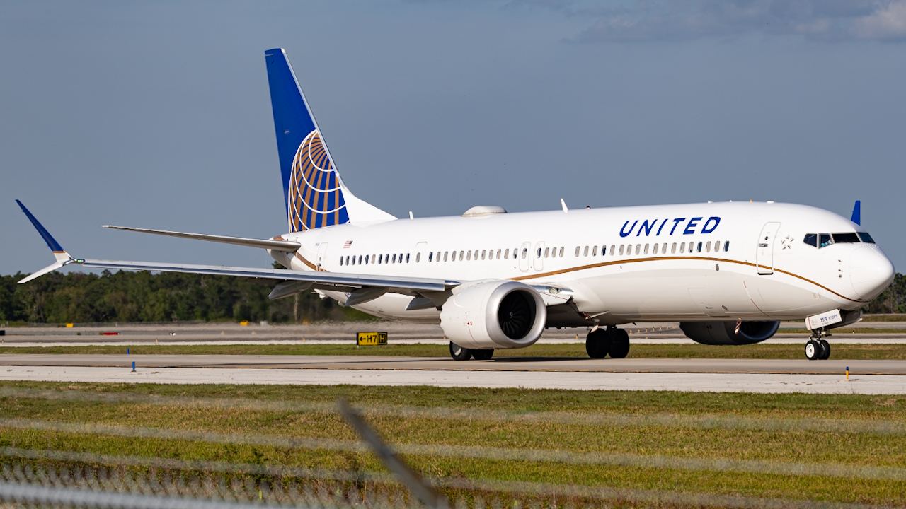 Full size: United Airlines Boeing 737 MAX 9 N37516 at Orlando International Airport