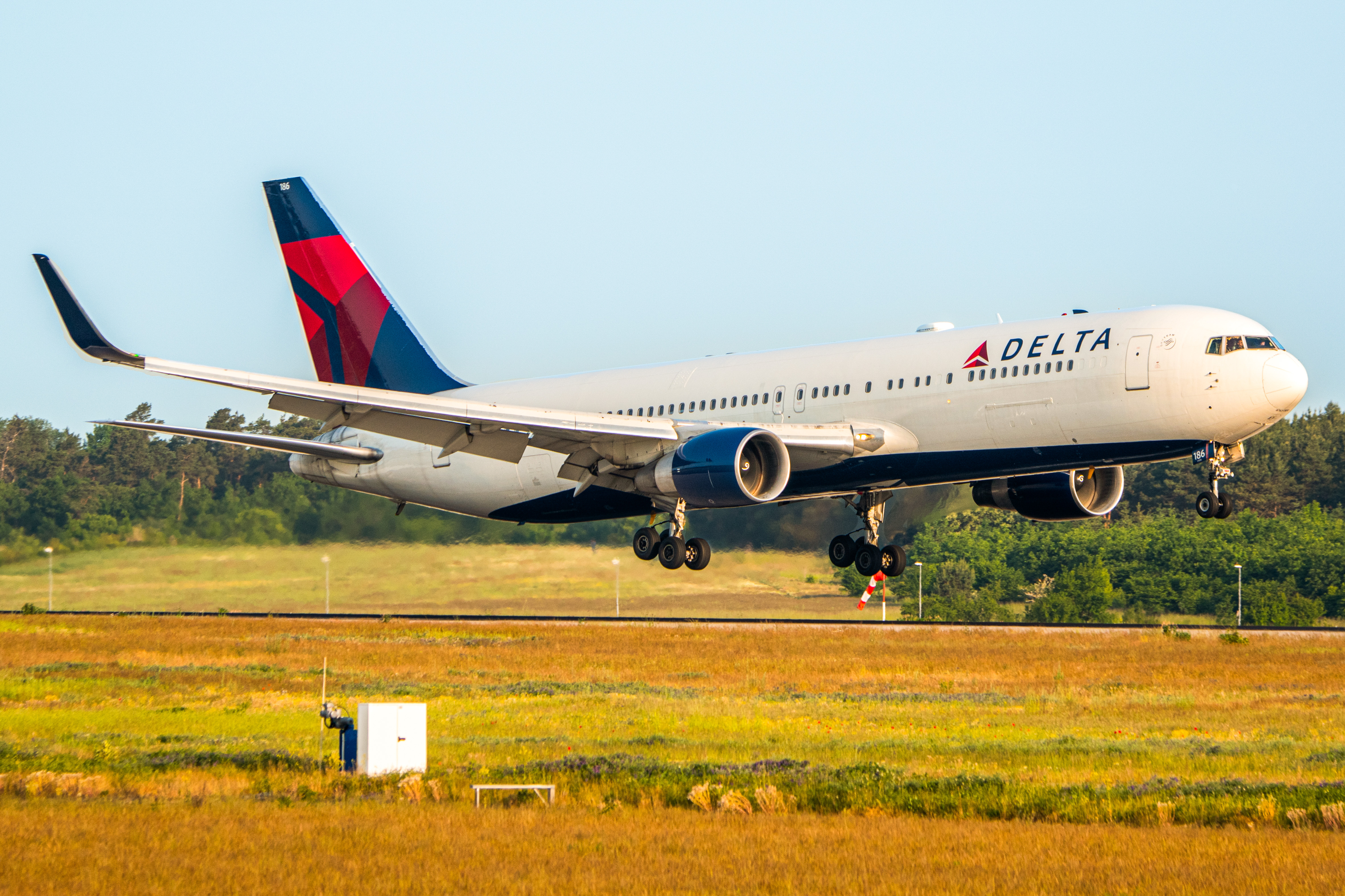 Full size: Delta Airlines Boeing 767-300ER N186DN at Berlin Brandenburg Airport