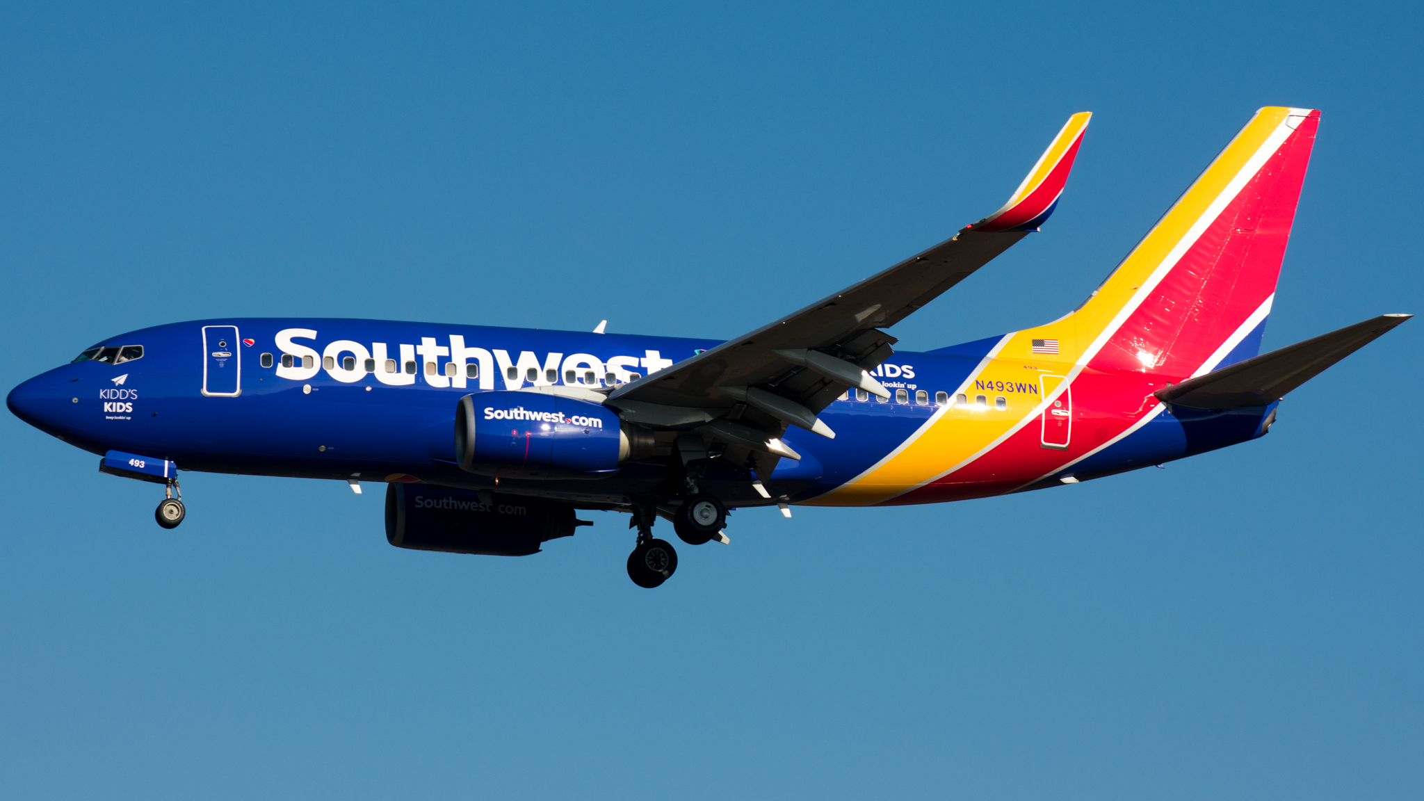 Full size: Southwest Airlines Boeing 737-700 N493WN at Baltimore/Washington International Thurgood Marshall Airport
