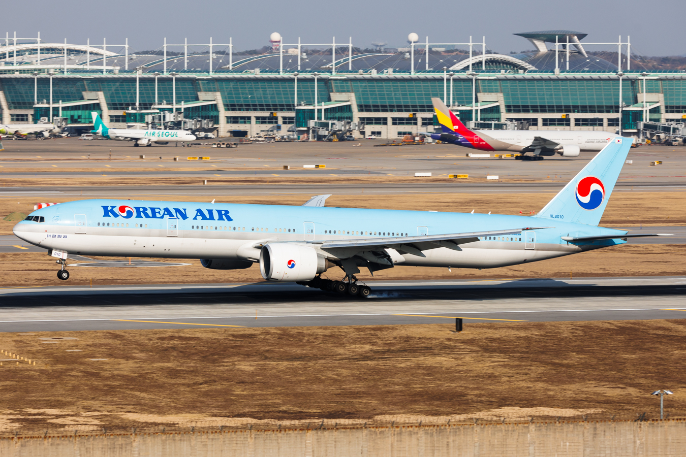 Full size: Korean Air Boeing 777-300ER HL8010 at Seoul-Incheon International Airport