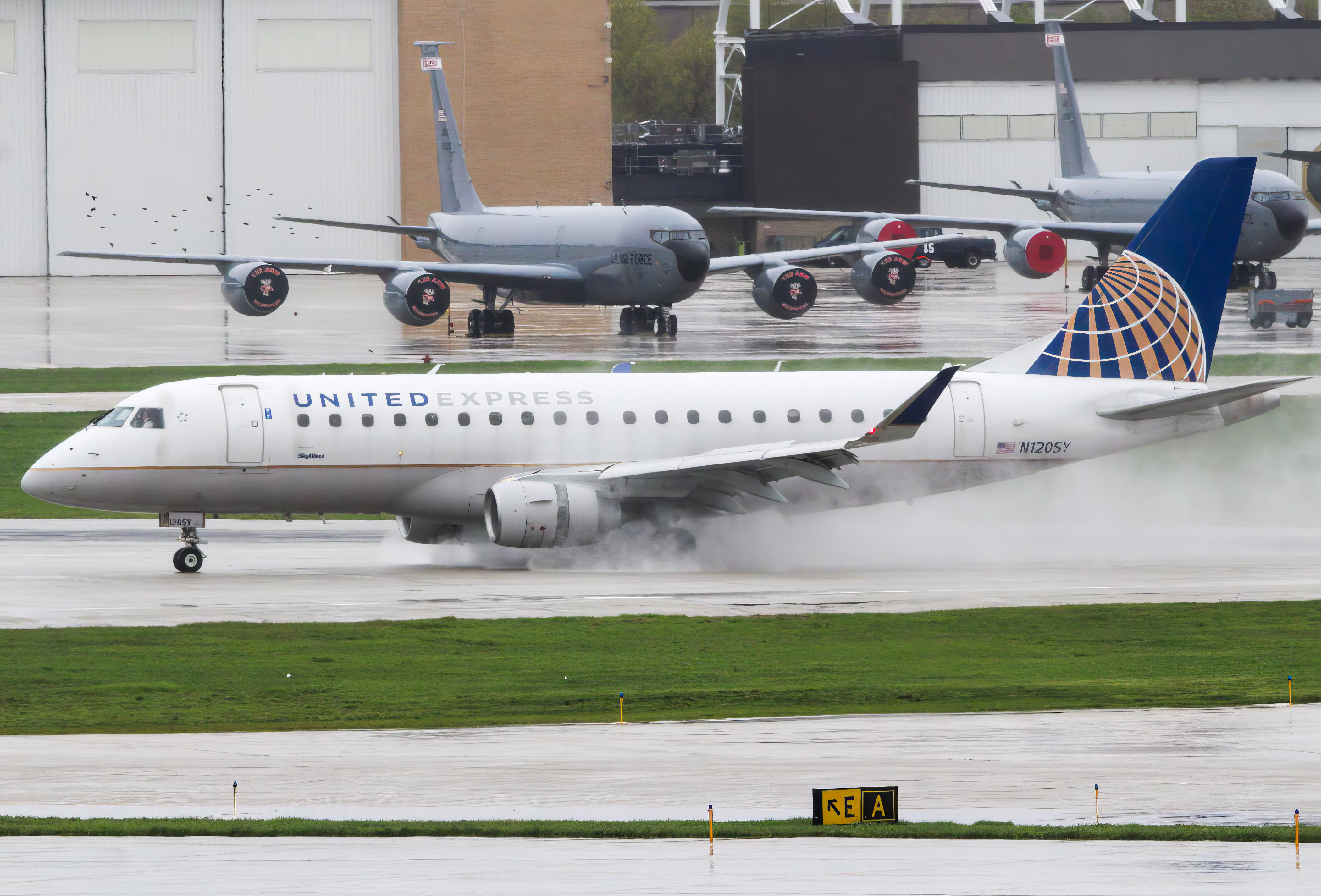 Full size: United Express Embraer E175 N120SY at General Mitchell International Airport