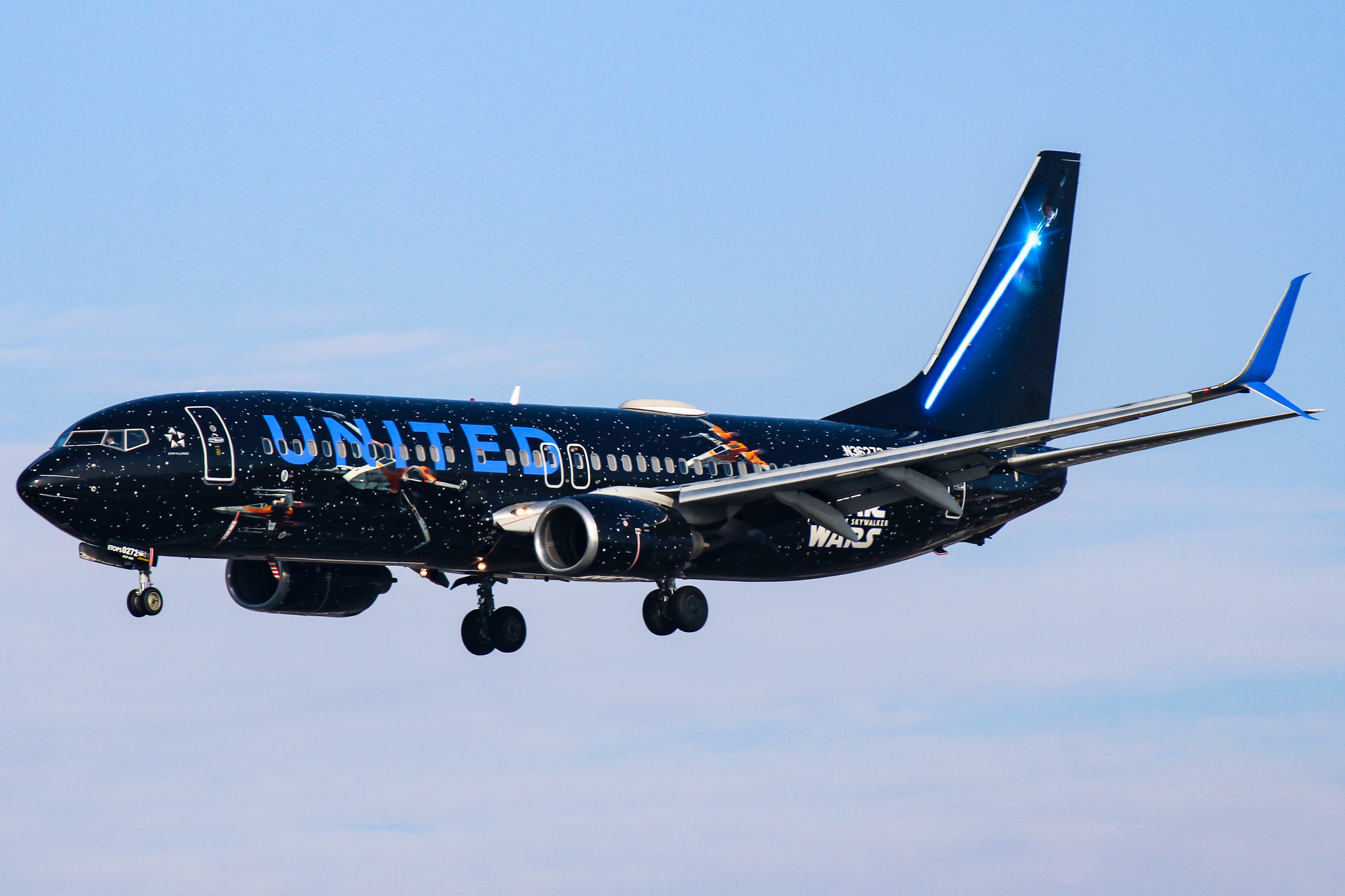 Full size: United Airlines Boeing 737-800 N36272 at San Diego International Airport