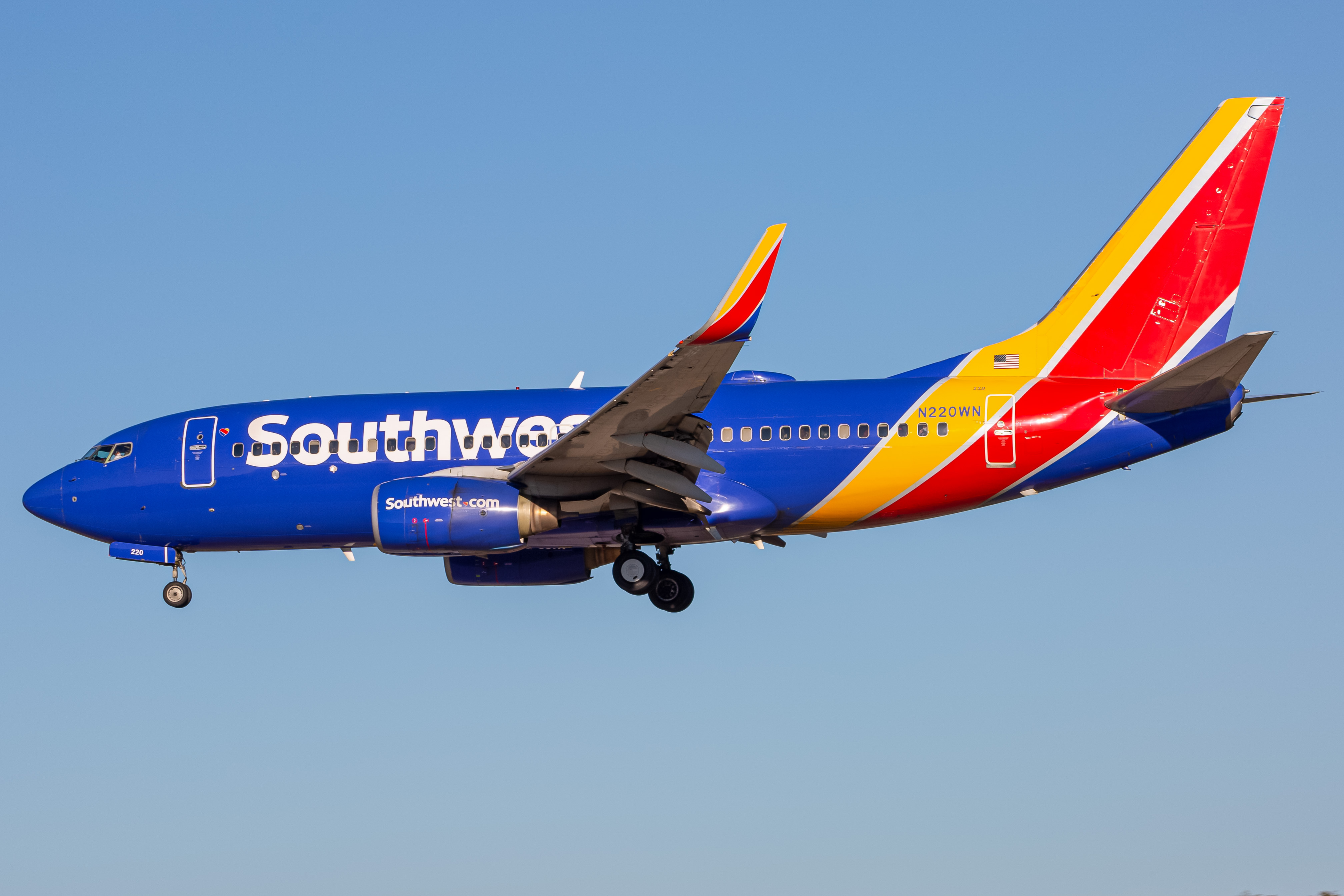 Full size: Southwest Airlines Boeing 737-700 N220WN at Baltimore/Washington International Thurgood Marshall Airport