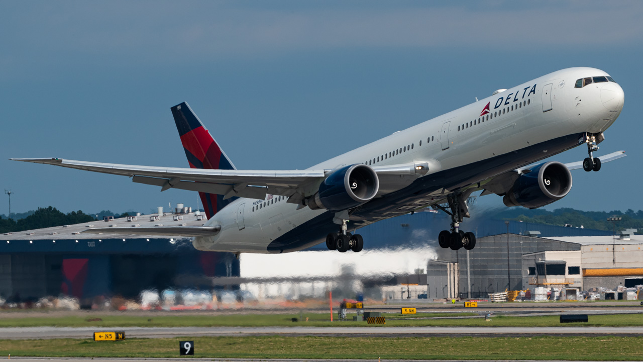 Full size: Delta Airlines Boeing 767-400 N839MH at Hartsfield-Jackson Atlanta International Airport