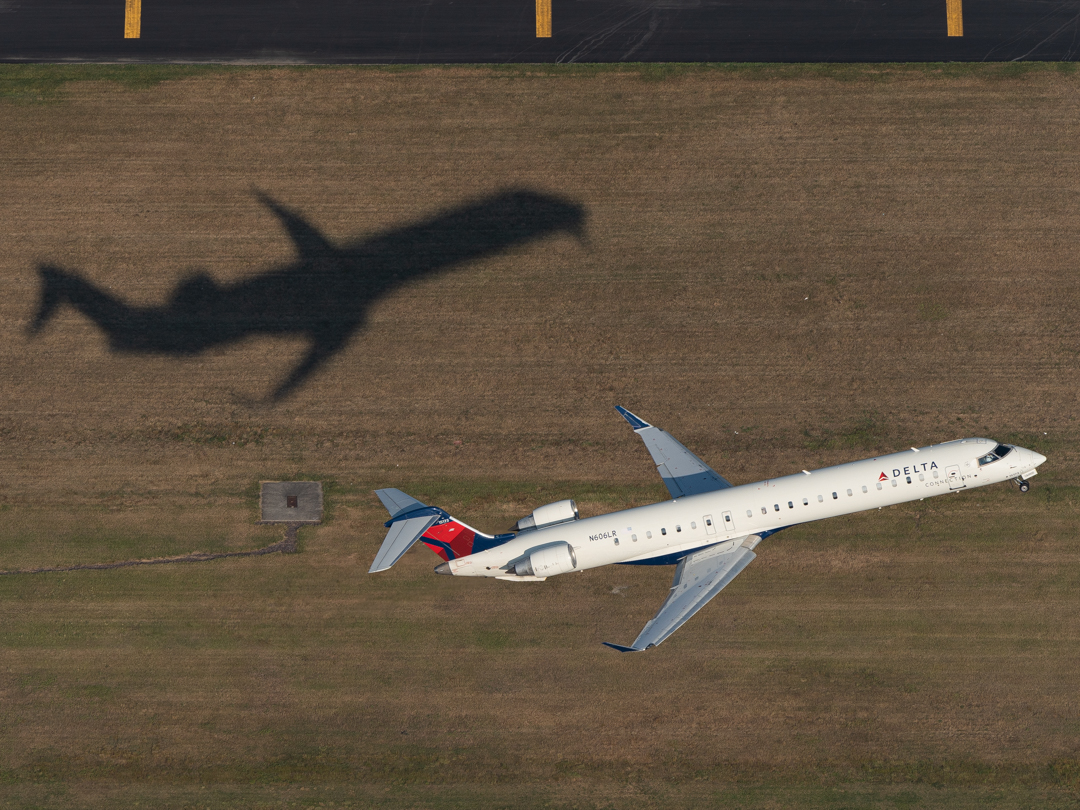 Full size: Delta Airlines Mitsubishi CRJ-900 N606LR at General Edward Lawrence Logan International Airport