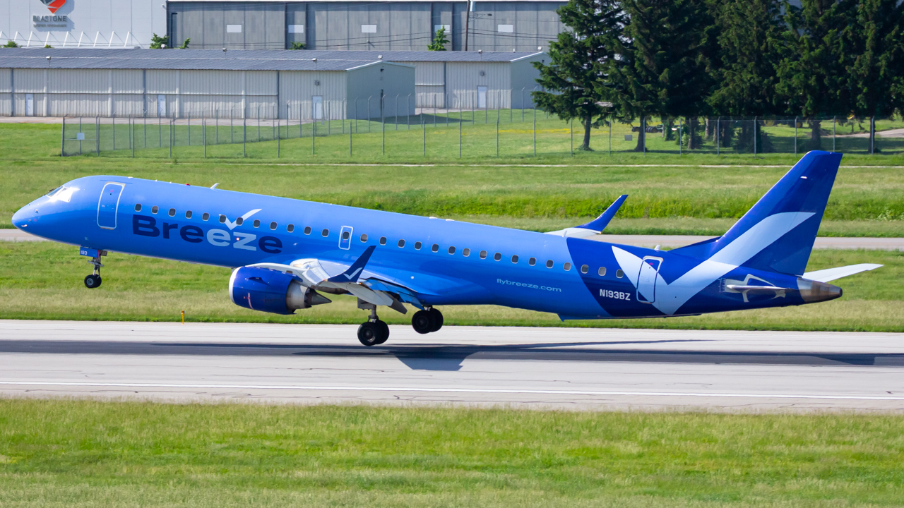 Full size: Breeze Airways Embraer E195 N193BZ at John Glenn Columbus International Airport