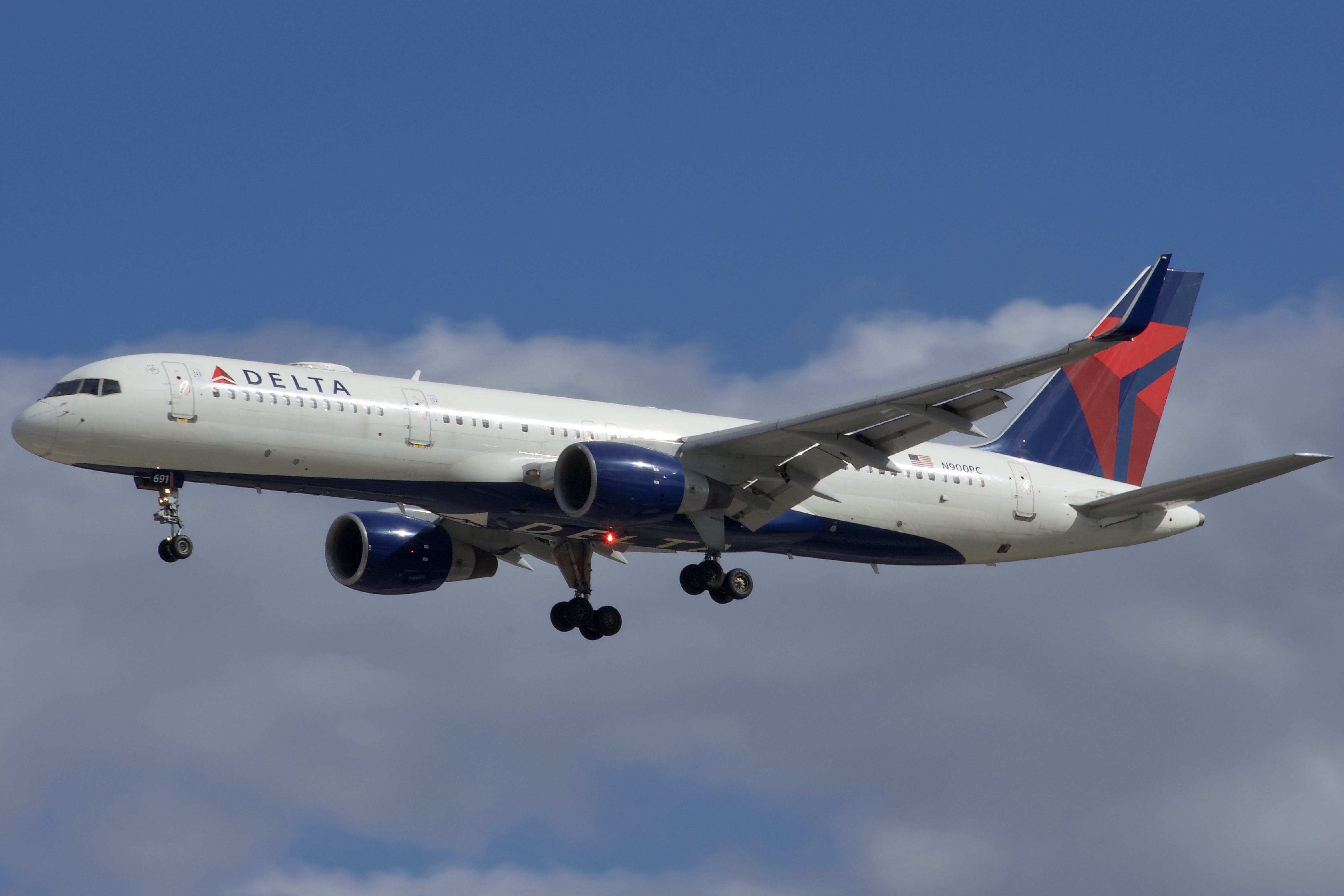 Full size: Delta Airlines Boeing 757-200 N900PC at Orlando International Airport