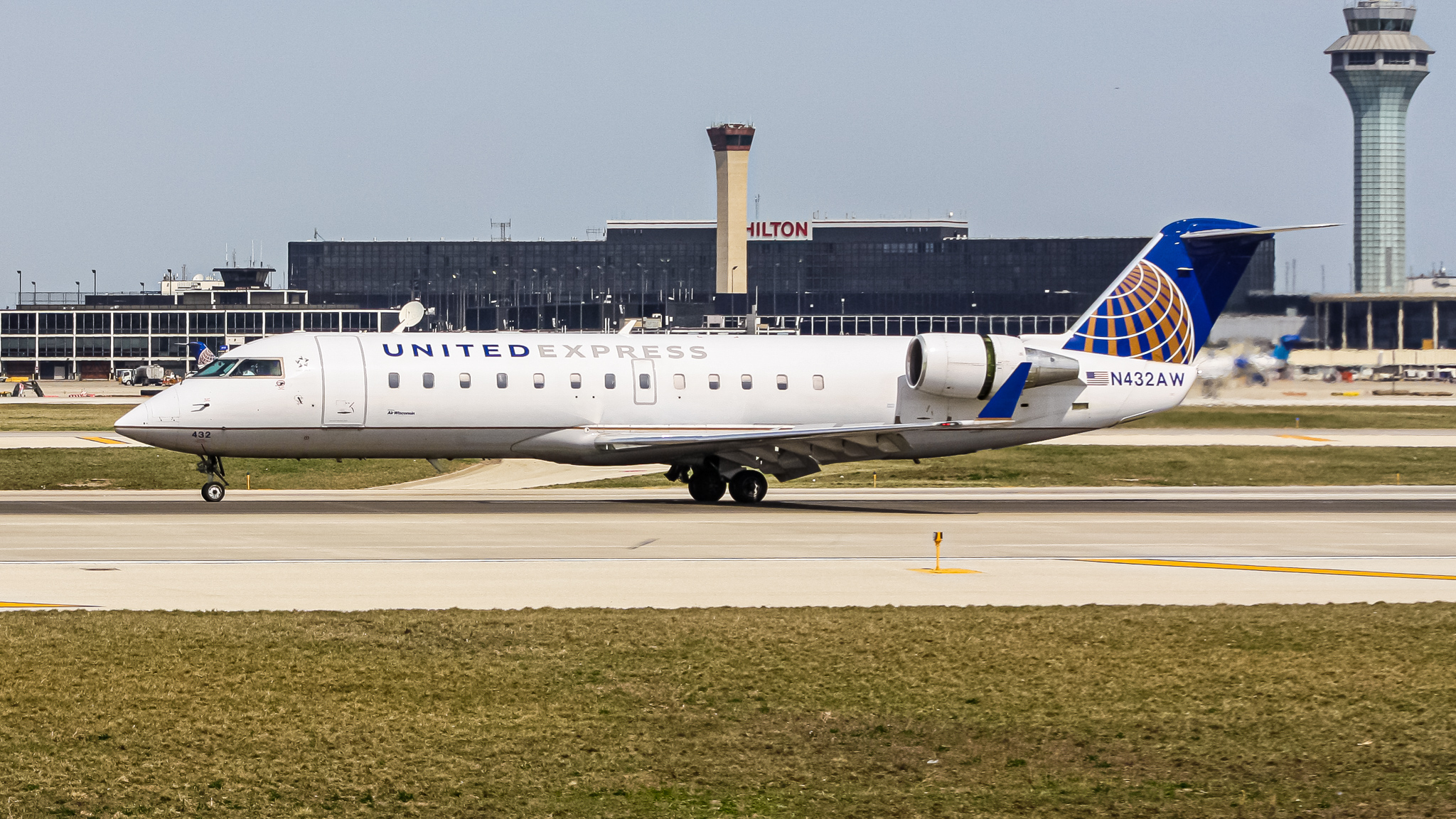 Full size: United Express Mitsubishi CRJ-200 N432AW at Chicago O'Hare International Airport