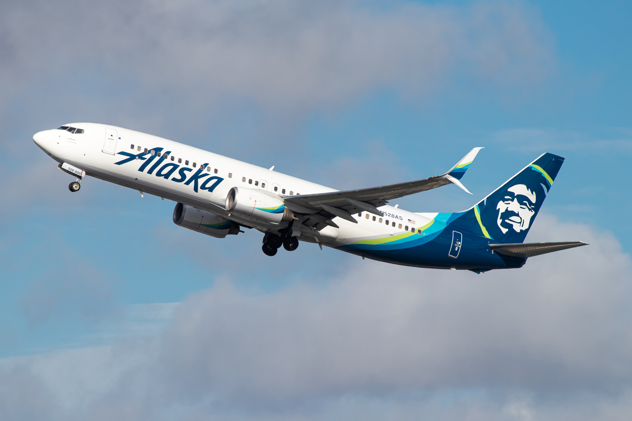 Full size: Alaska Airlines Boeing 737-800 N528AS at Los Angeles International Airport