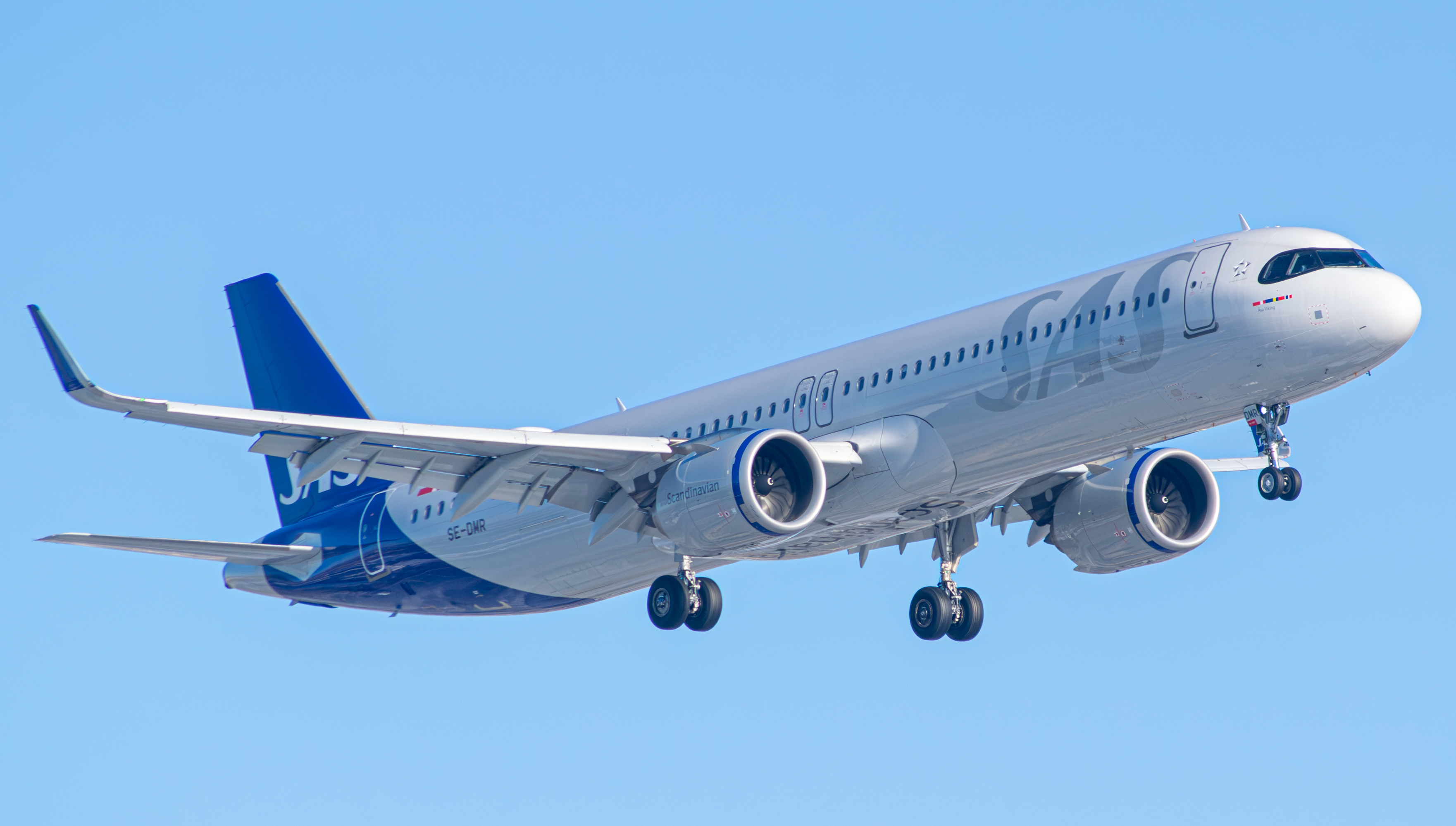 Full size: Scandinavian Airlines Airbus A321LR SE-DMR at Newark Liberty International Airport