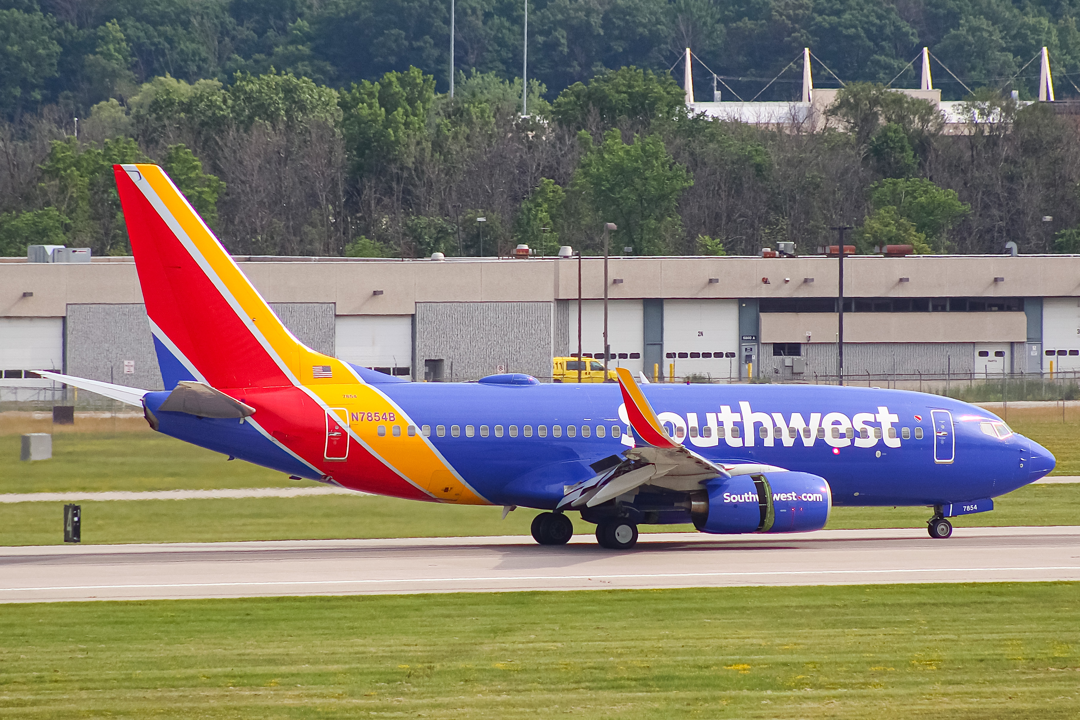 Full size: Southwest Airlines Boeing 737-700 N7854B at General Mitchell International Airport