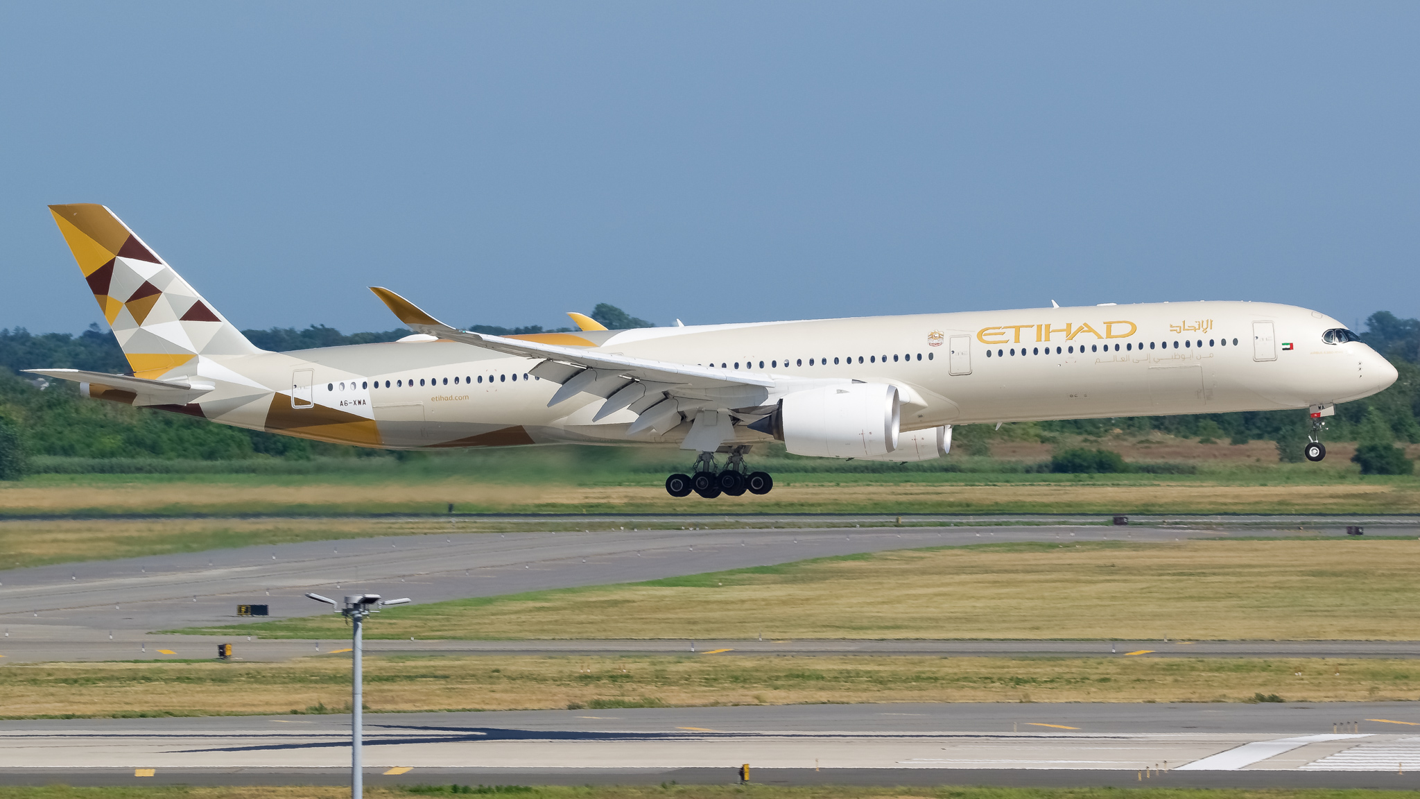Full size: Etihad Airways Airbus A350-1000 A6-XWA at John F. Kennedy International Airport