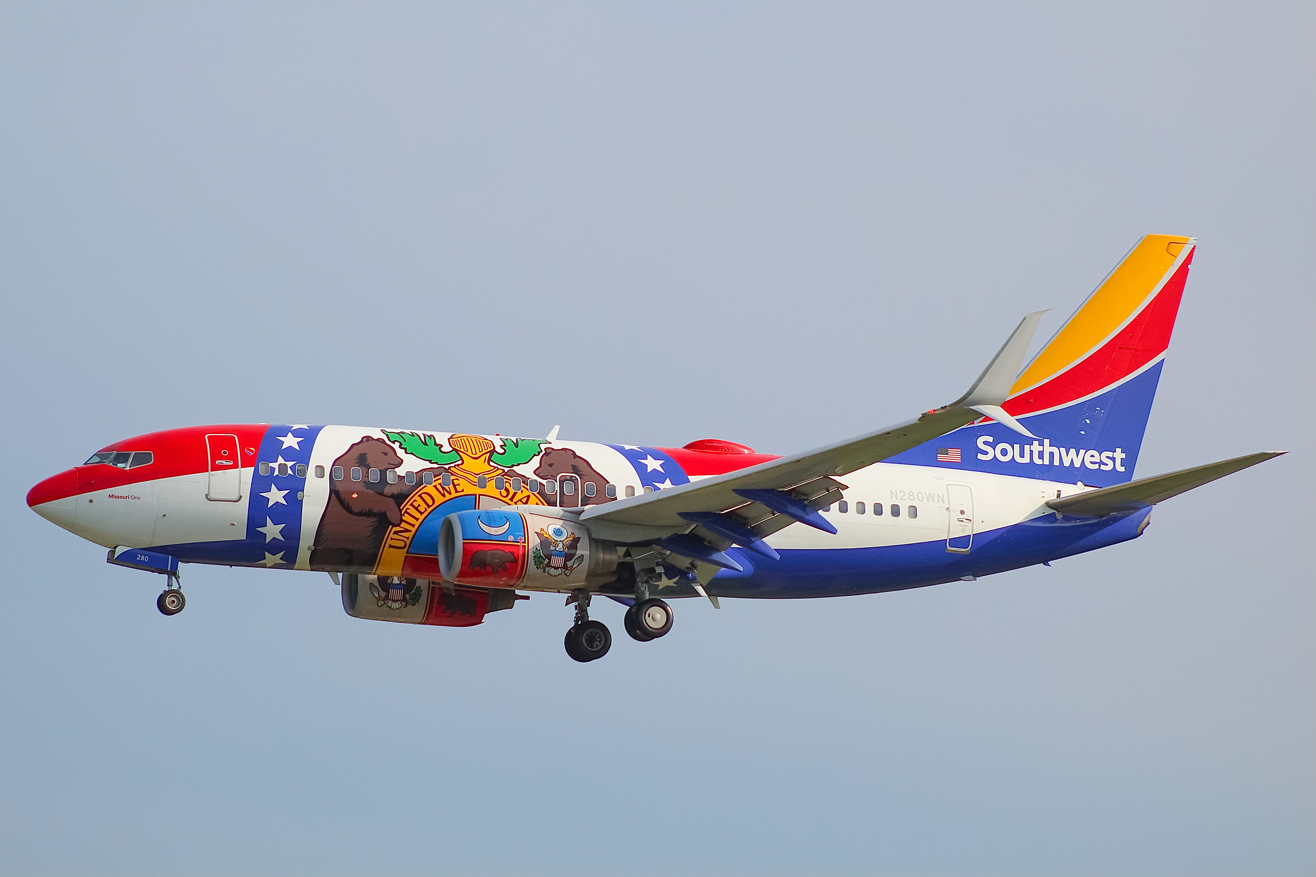 Full size: Southwest Airlines Boeing 737-700 N280WN at General Mitchell International Airport
