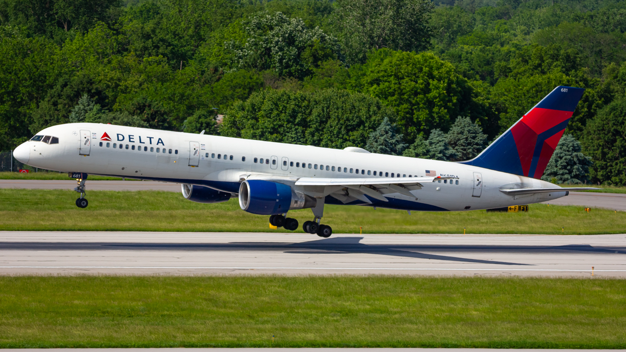 Full size: Delta Airlines Boeing 757-200 N681DA at John Glenn Columbus International Airport