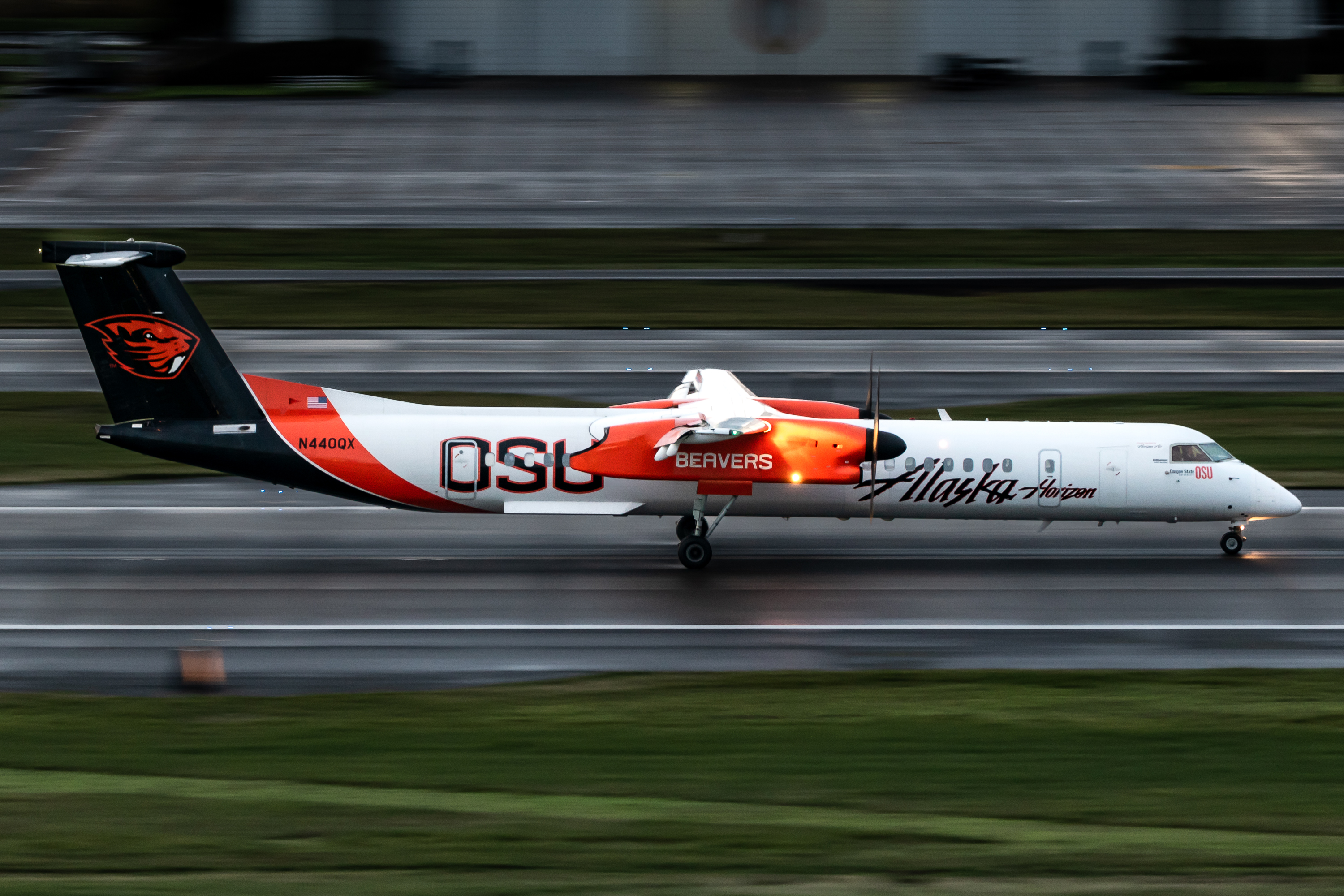 Full size: Horizon Air De Havilland DHC-8 N440QX at Portland International Airport