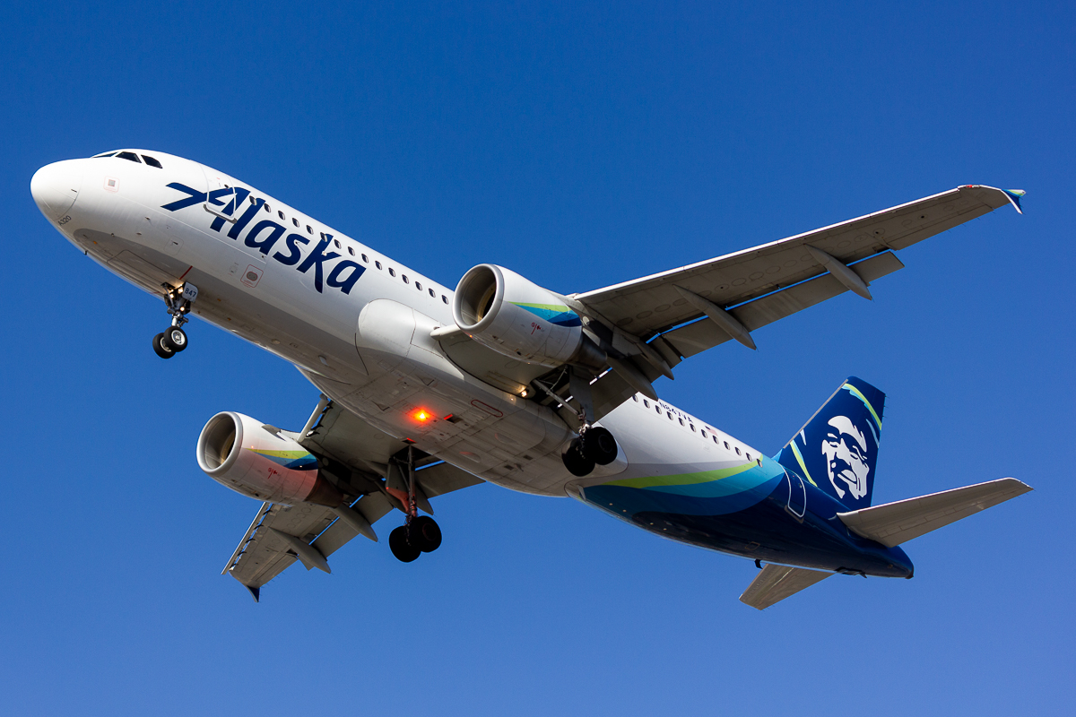 Full size: Alaska Airlines Airbus A320 N847VA at Los Angeles International Airport
