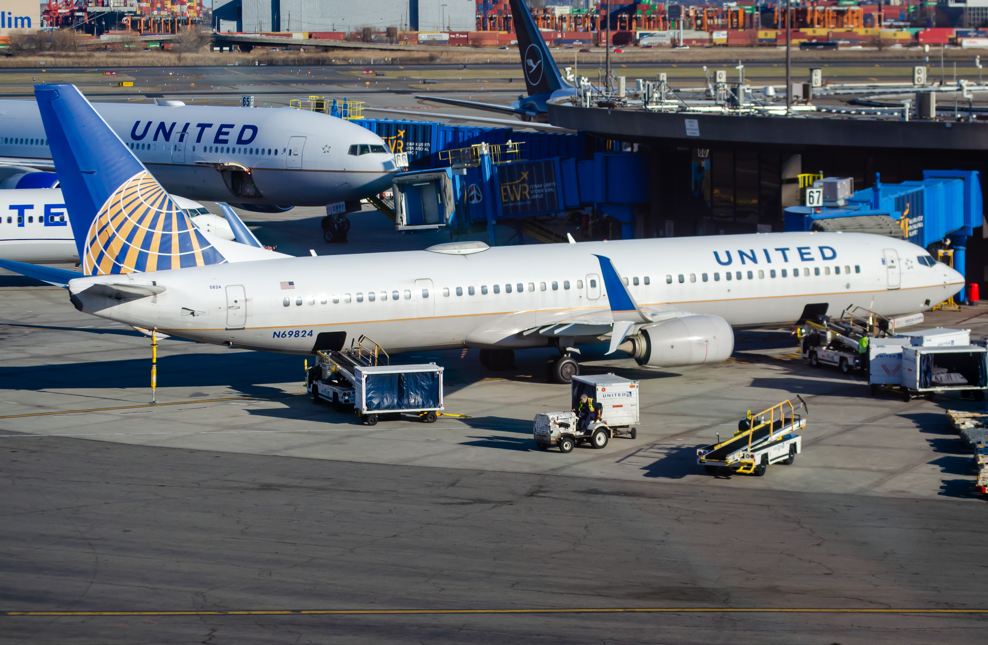 Full size: United Airlines Boeing 737-900ER N69824 at Newark Liberty International Airport