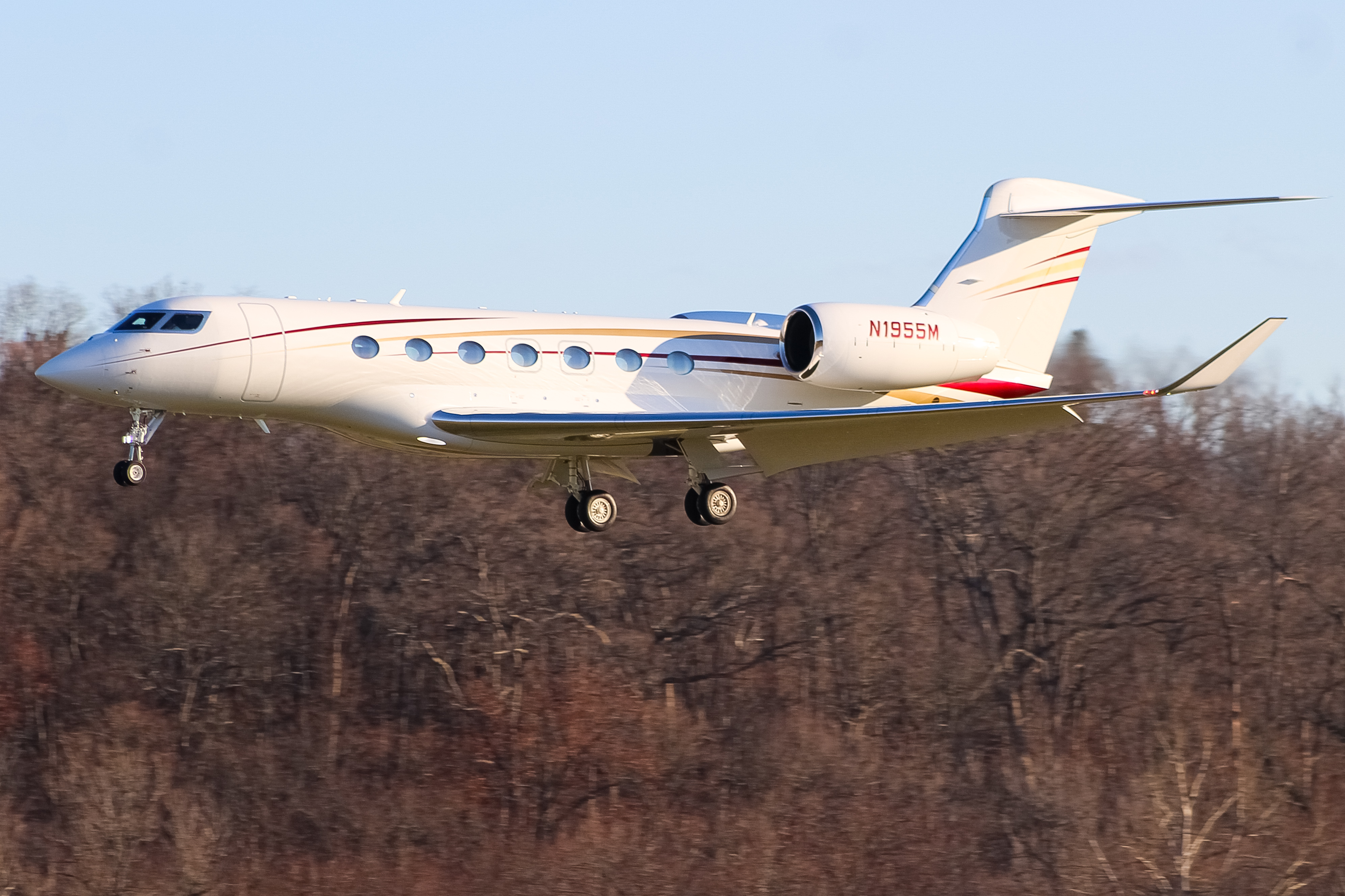Full size: PRIVATE  Gulfstream G600 N1955M at Cincinnati Municipal Airport/Lunken Field