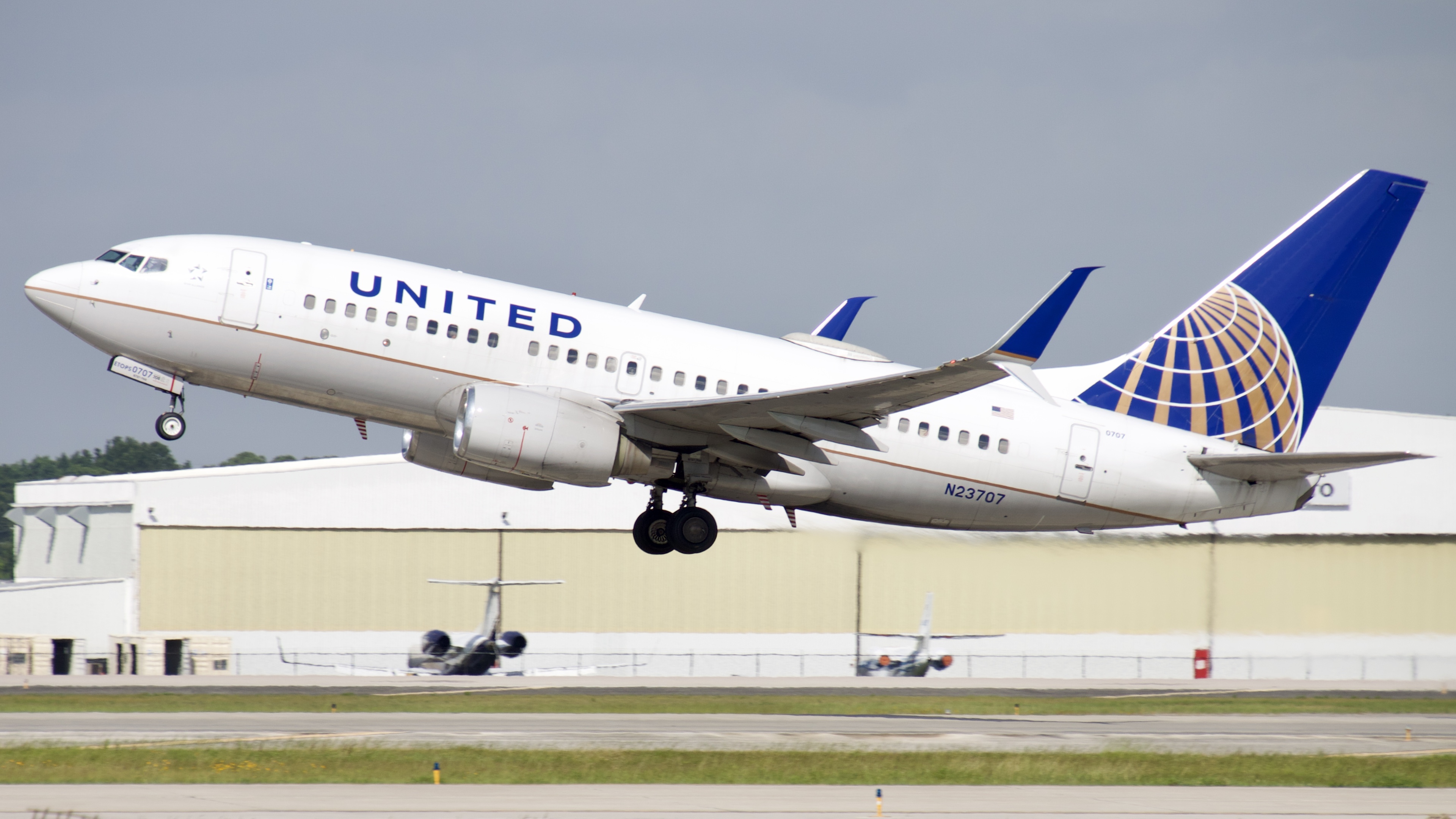 Full size: United Airlines Boeing 737-700 N23707 at Houston-George Bush Intercontinental Airport