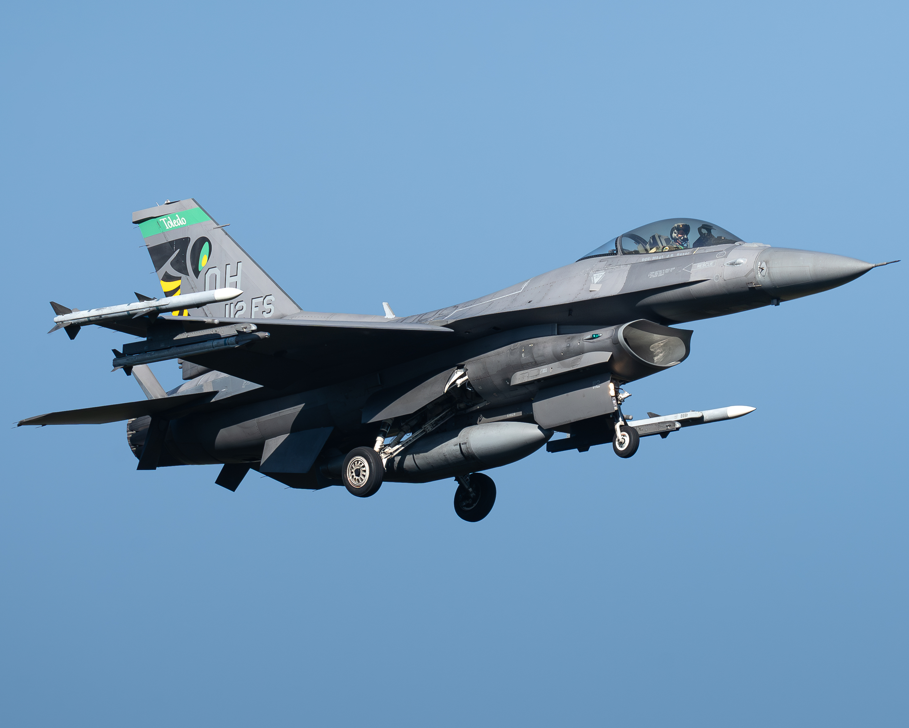Full size: USAF - United States Air Force General Dynamics F-16 Fighting Falcon 89-2112 at Toledo Express Airport