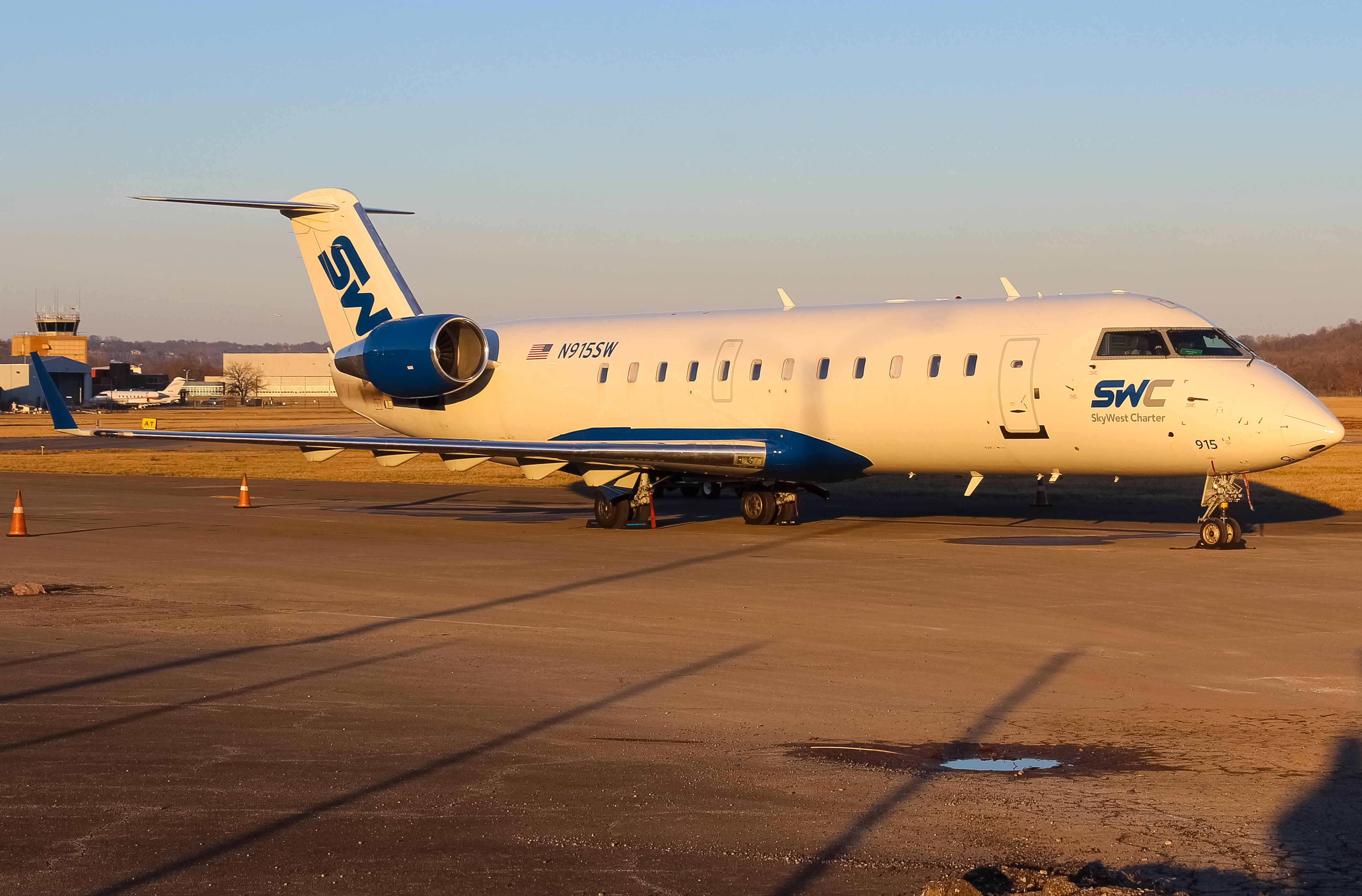 Full size: Skywest Charter Mitsubishi CRJ-200 N915SW at Cincinnati Municipal Airport/Lunken Field