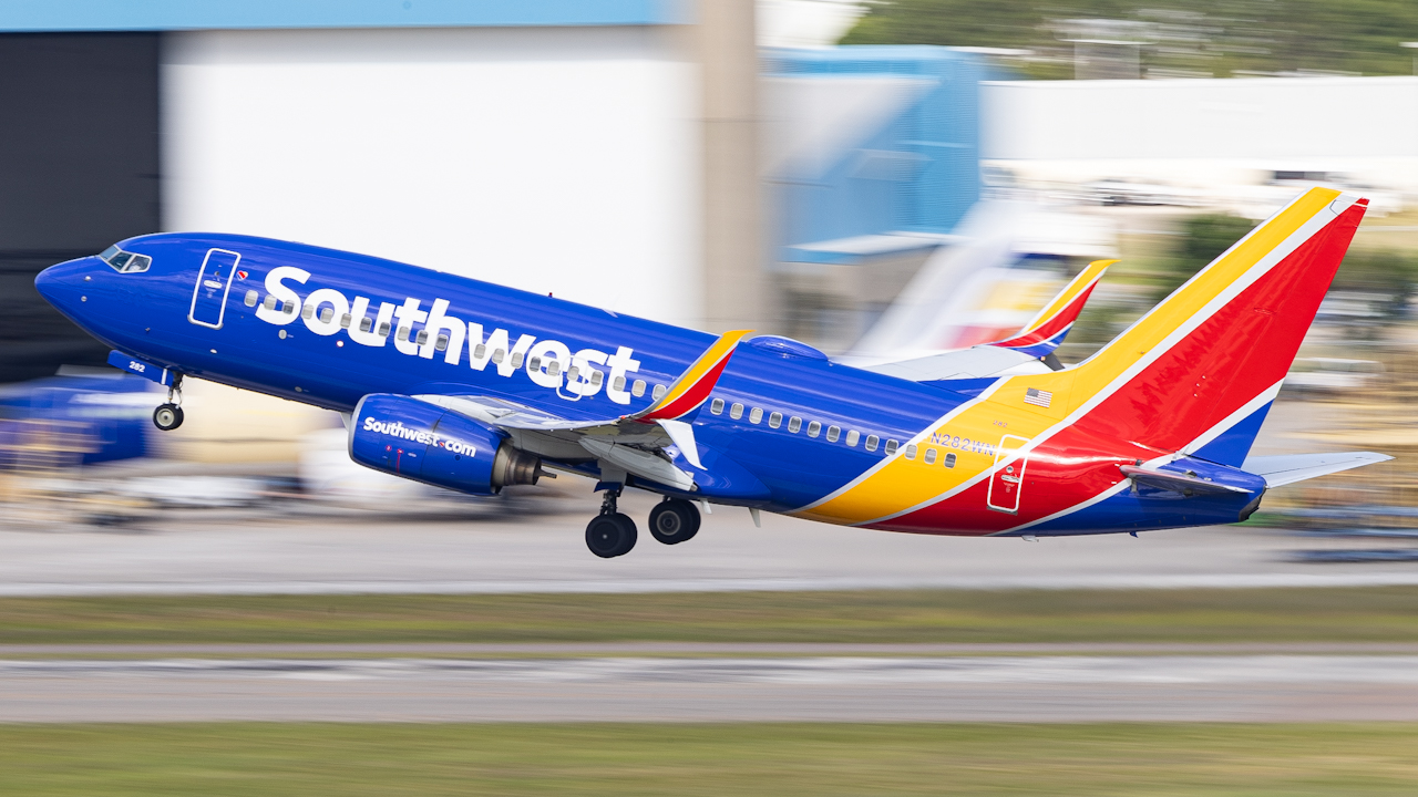 Full size: Southwest Airlines Boeing 737-700 N282WN at Tampa International Airport