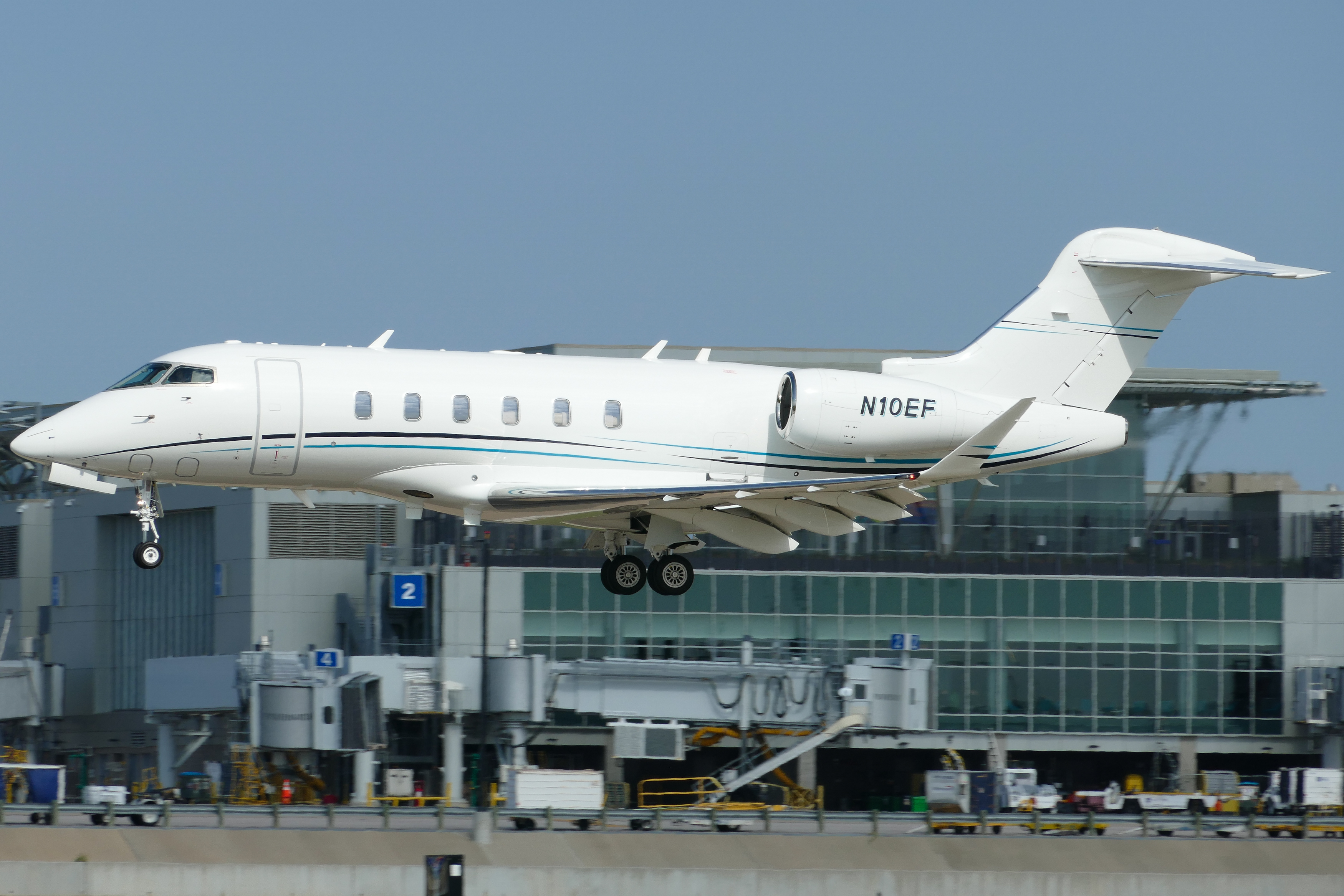 Full size: PRIVATE Bombardier Challenger 350  N10EF at Austin-Bergstrom International Airport