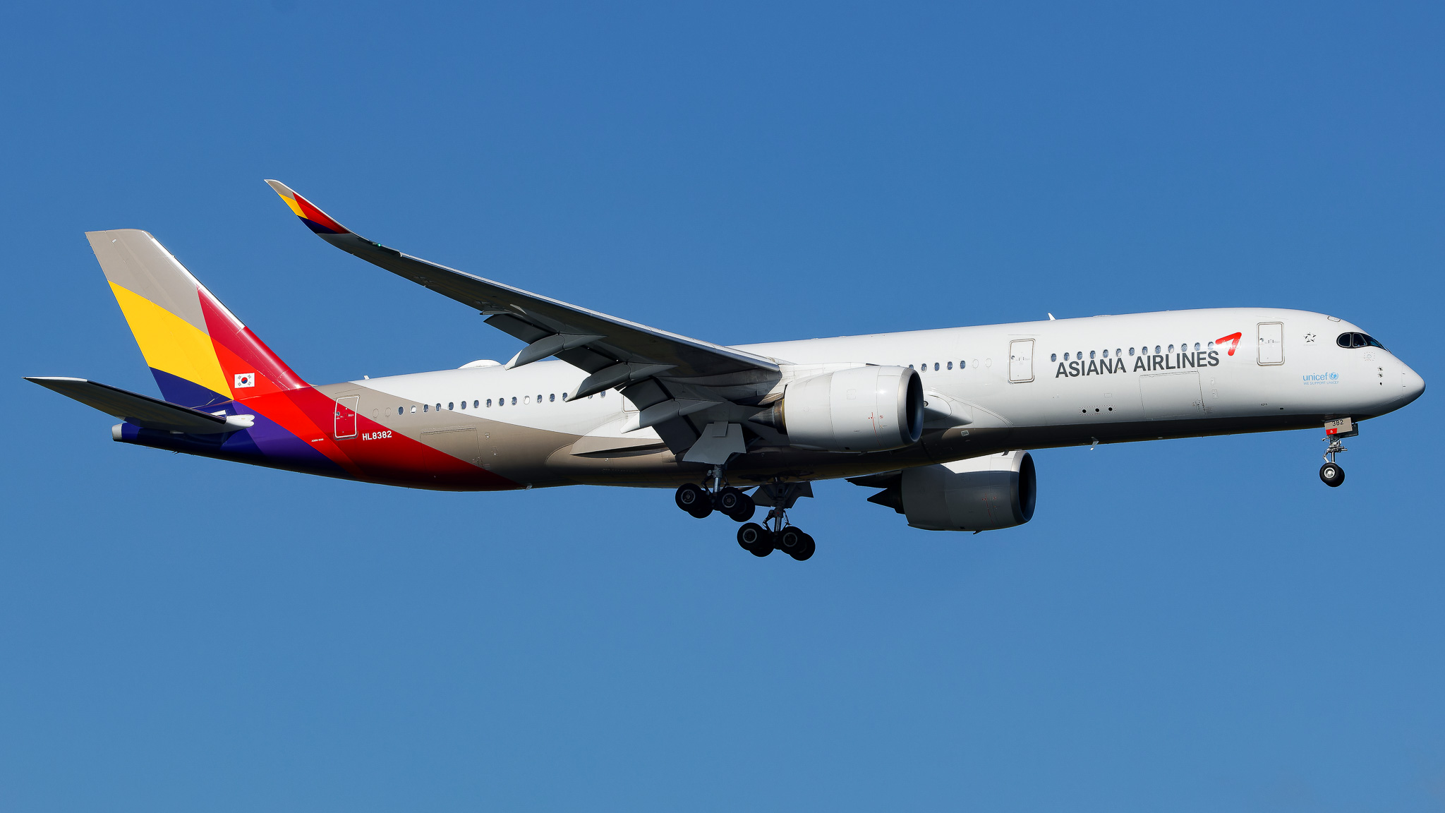 Full size: Asiana Airlines Airbus A350-900 HL8382 at John F. Kennedy International Airport