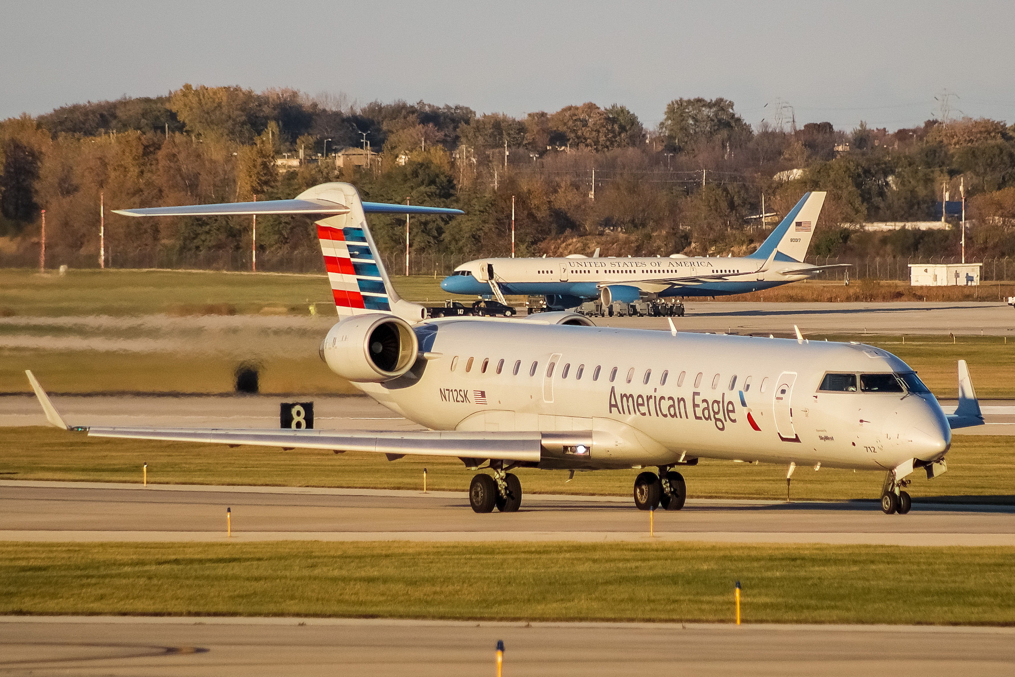 Full size: American Eagle Mitsubishi CRJ-700 N712SK at General Mitchell International Airport