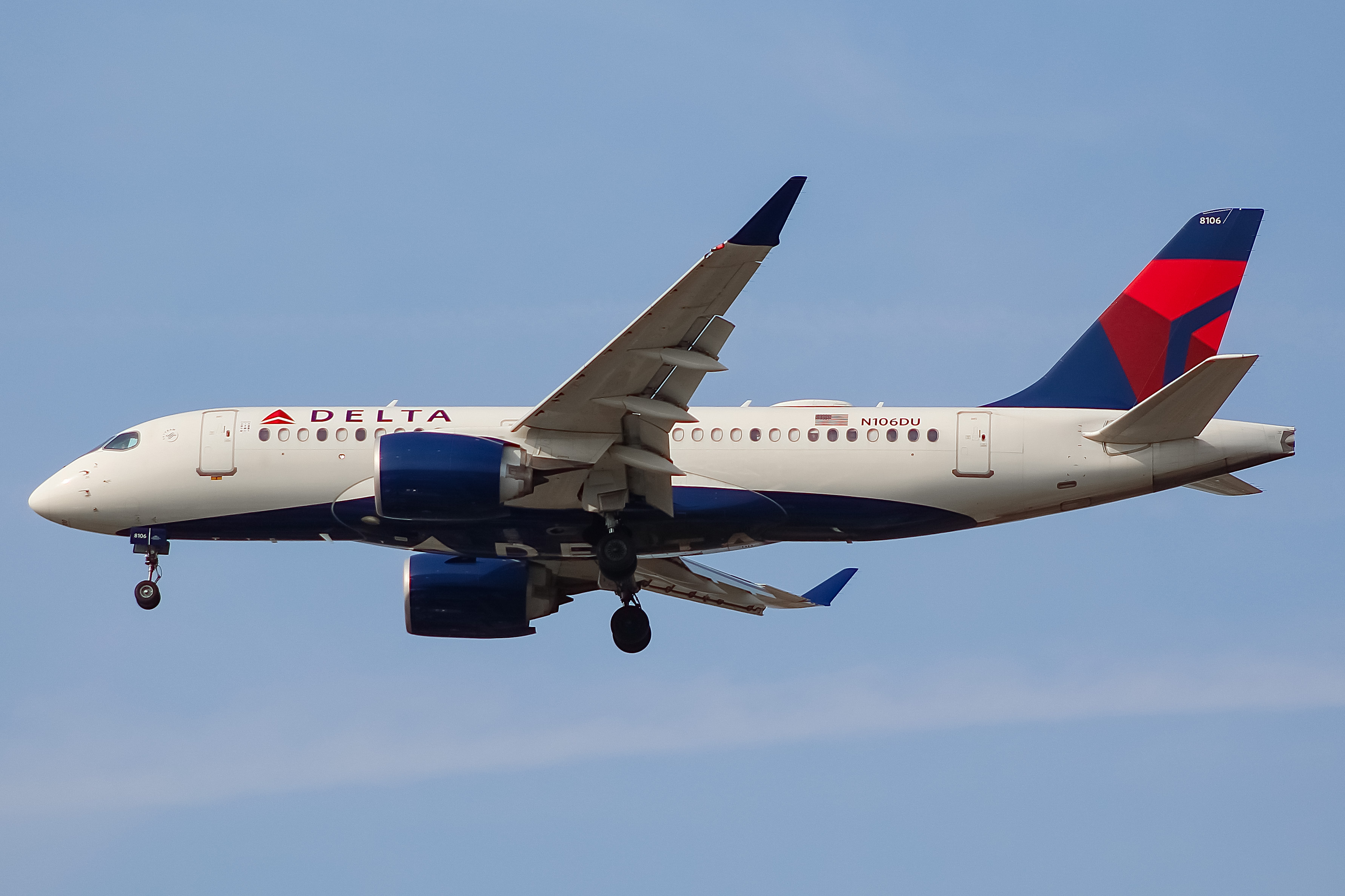 Full size: Delta Airlines Airbus A220-200 N106DU at Chicago O'Hare International Airport