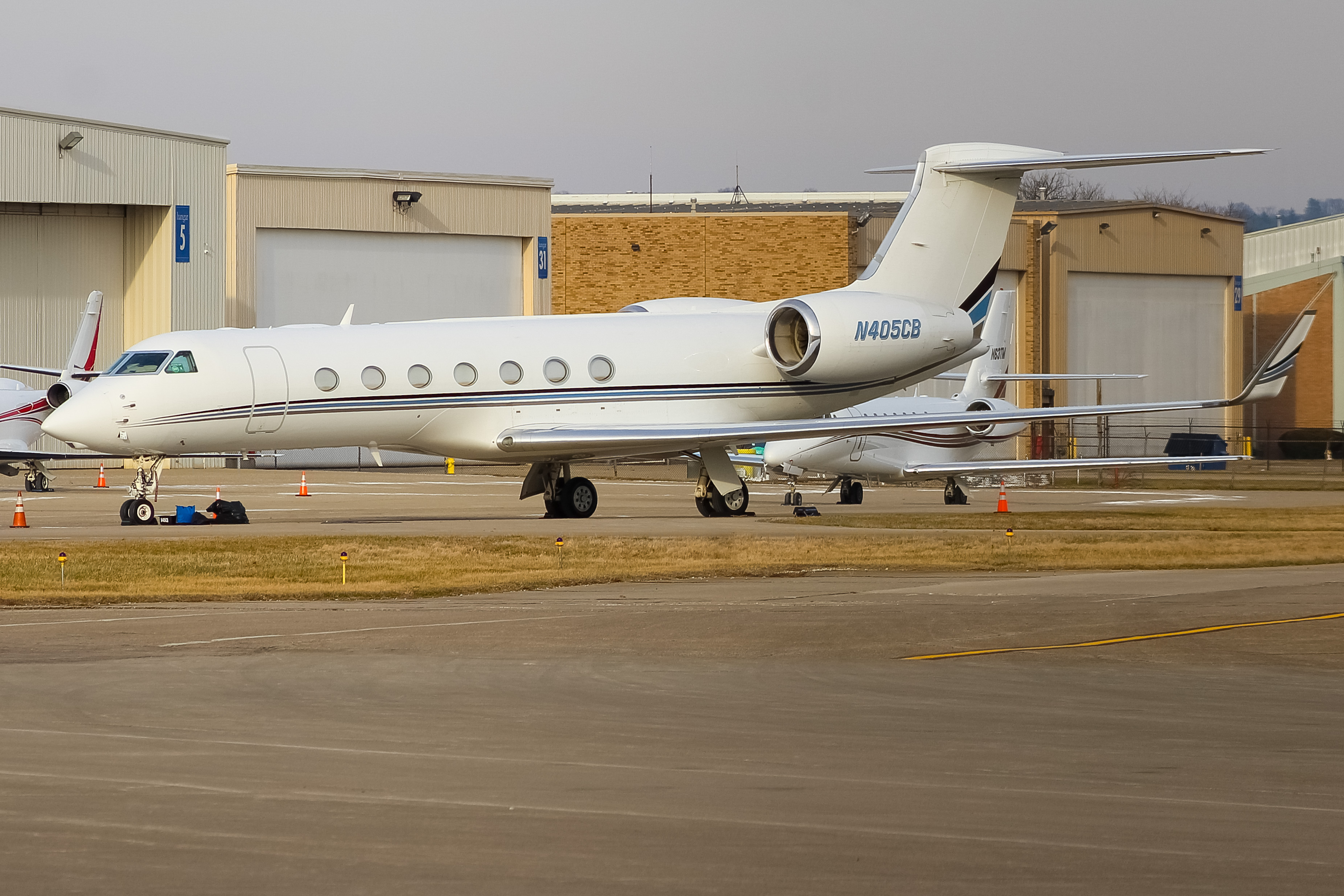 Full size: PRIVATE  Gulfstream G550 N405CB at Cincinnati Municipal Airport/Lunken Field