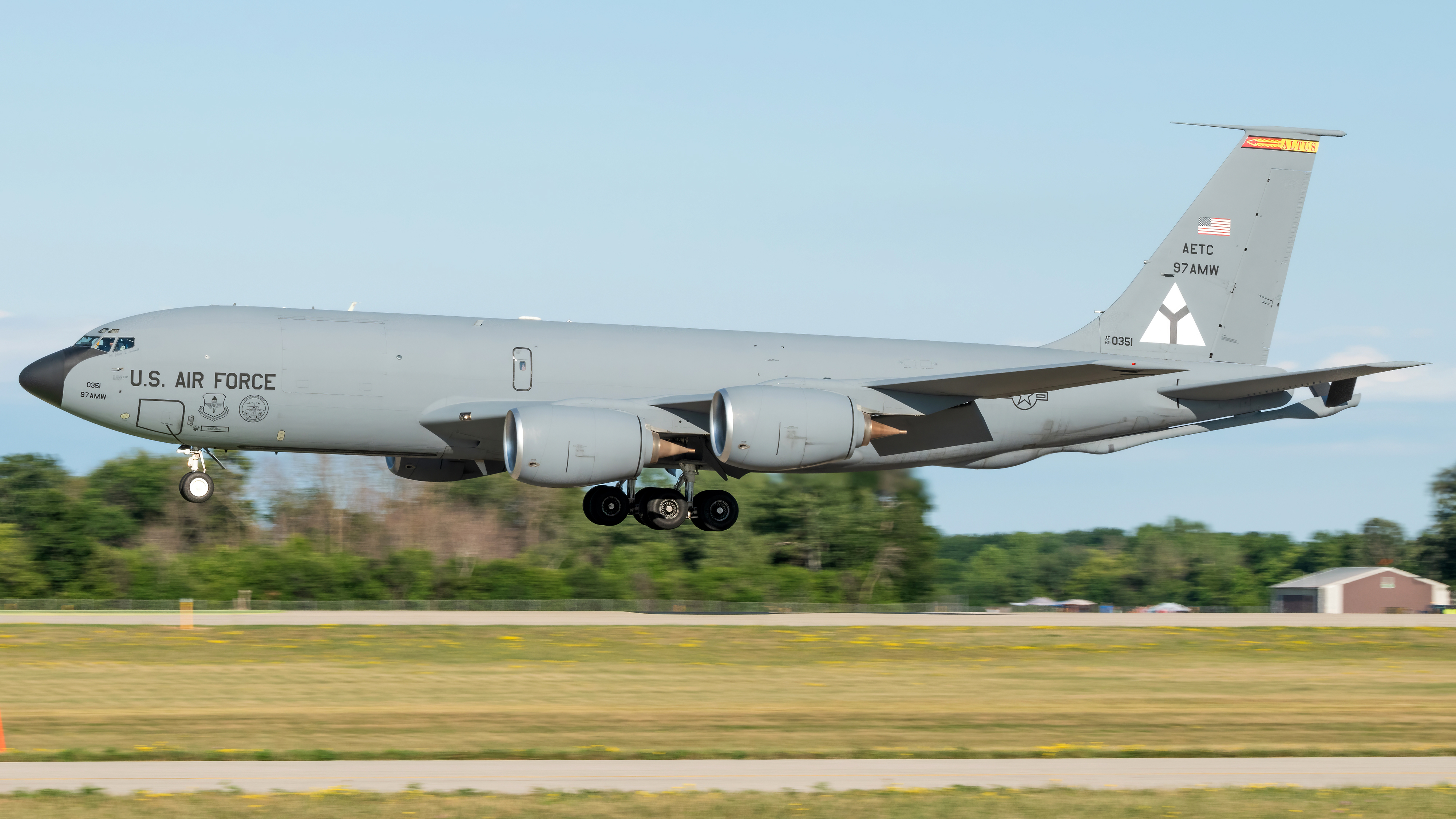 Full size: USAF - United States Air Force Boeing KC-135 Stratotanker 60-0351 at Wittman Regional Airport