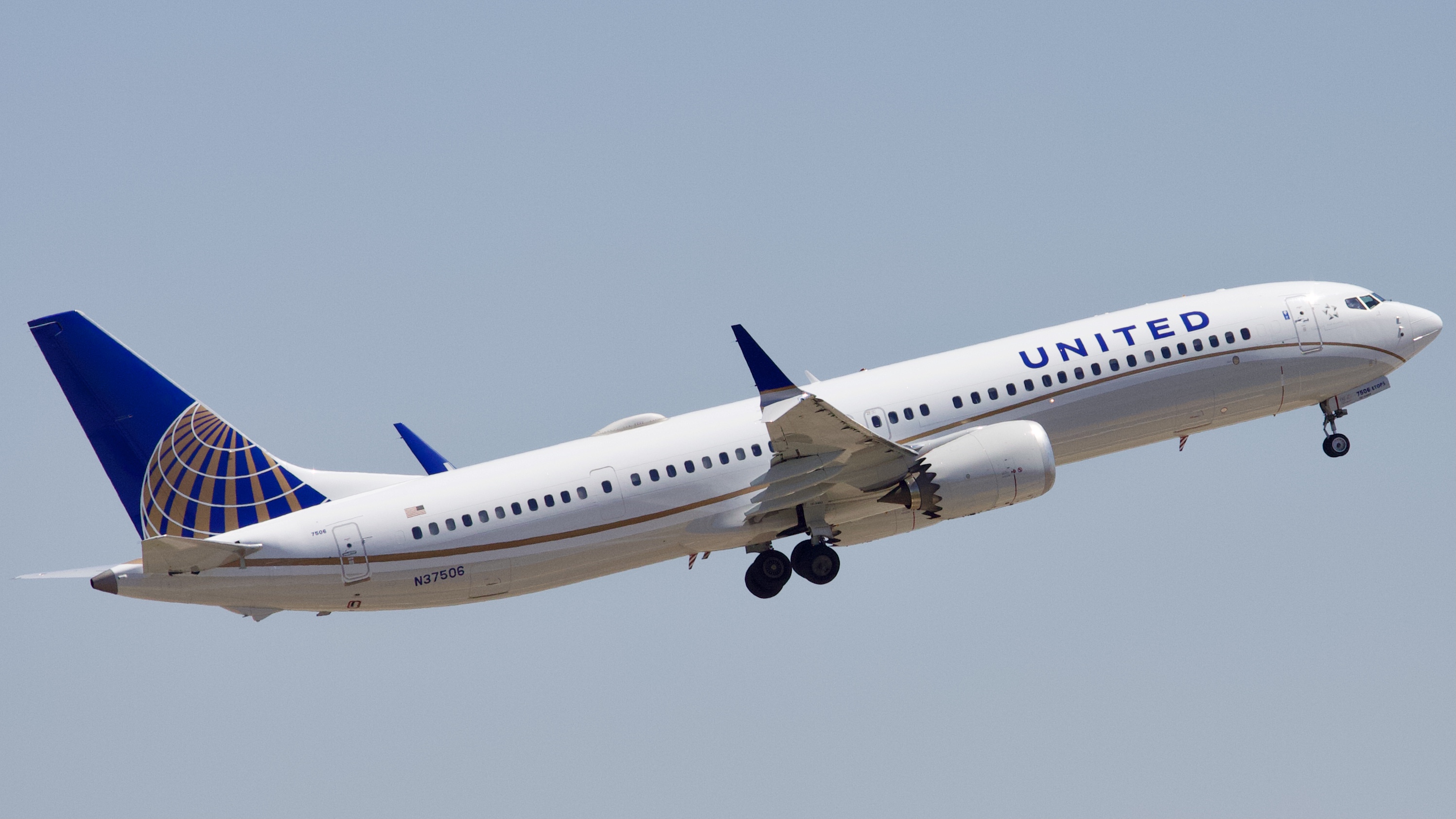 Full size: United Airlines Boeing 737 MAX 9 N37506 at Houston-George Bush Intercontinental Airport