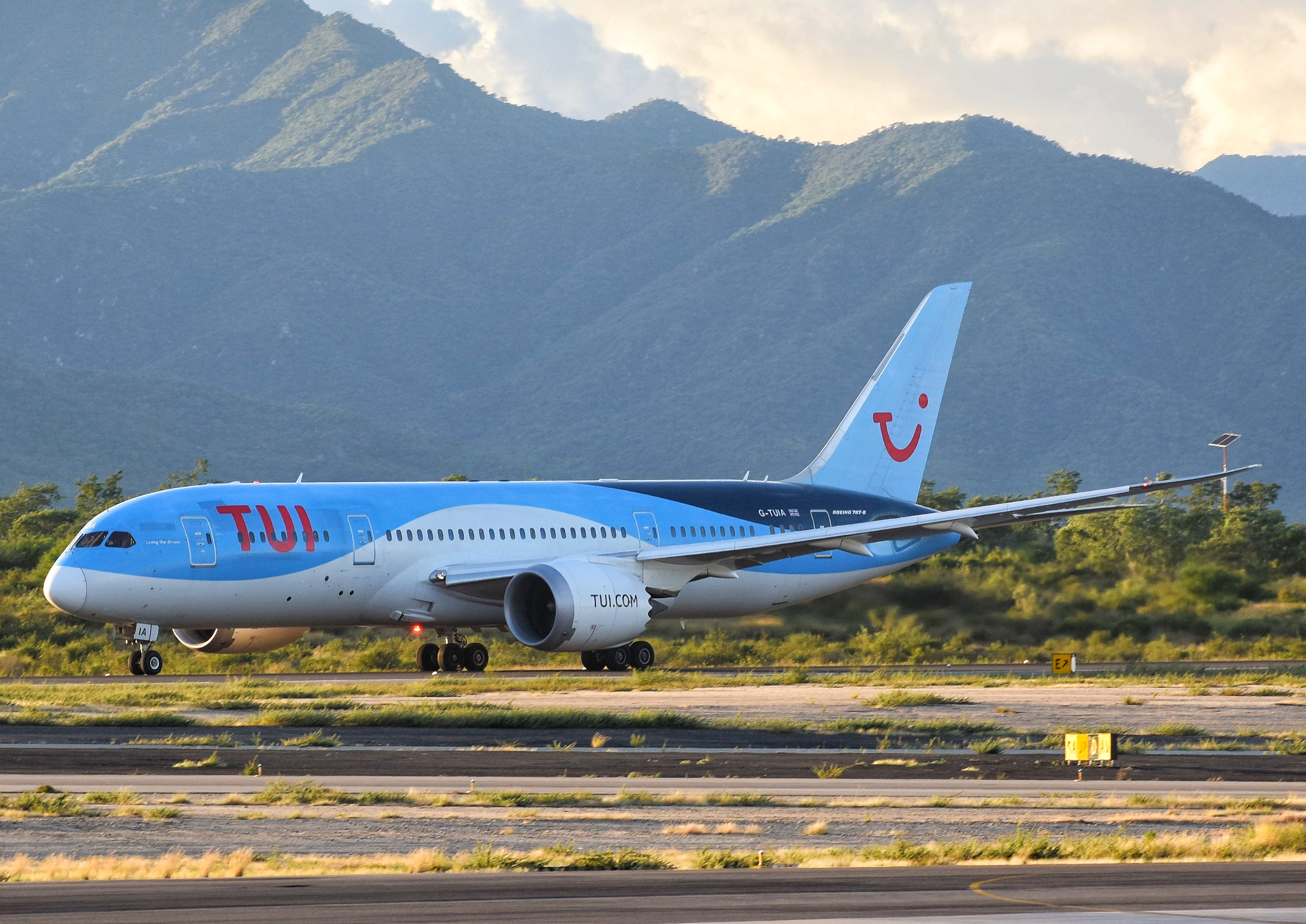 Full size: TUI UK  B787-8 G-TUIA at San Jose del Cabo Los Cabos International Airport