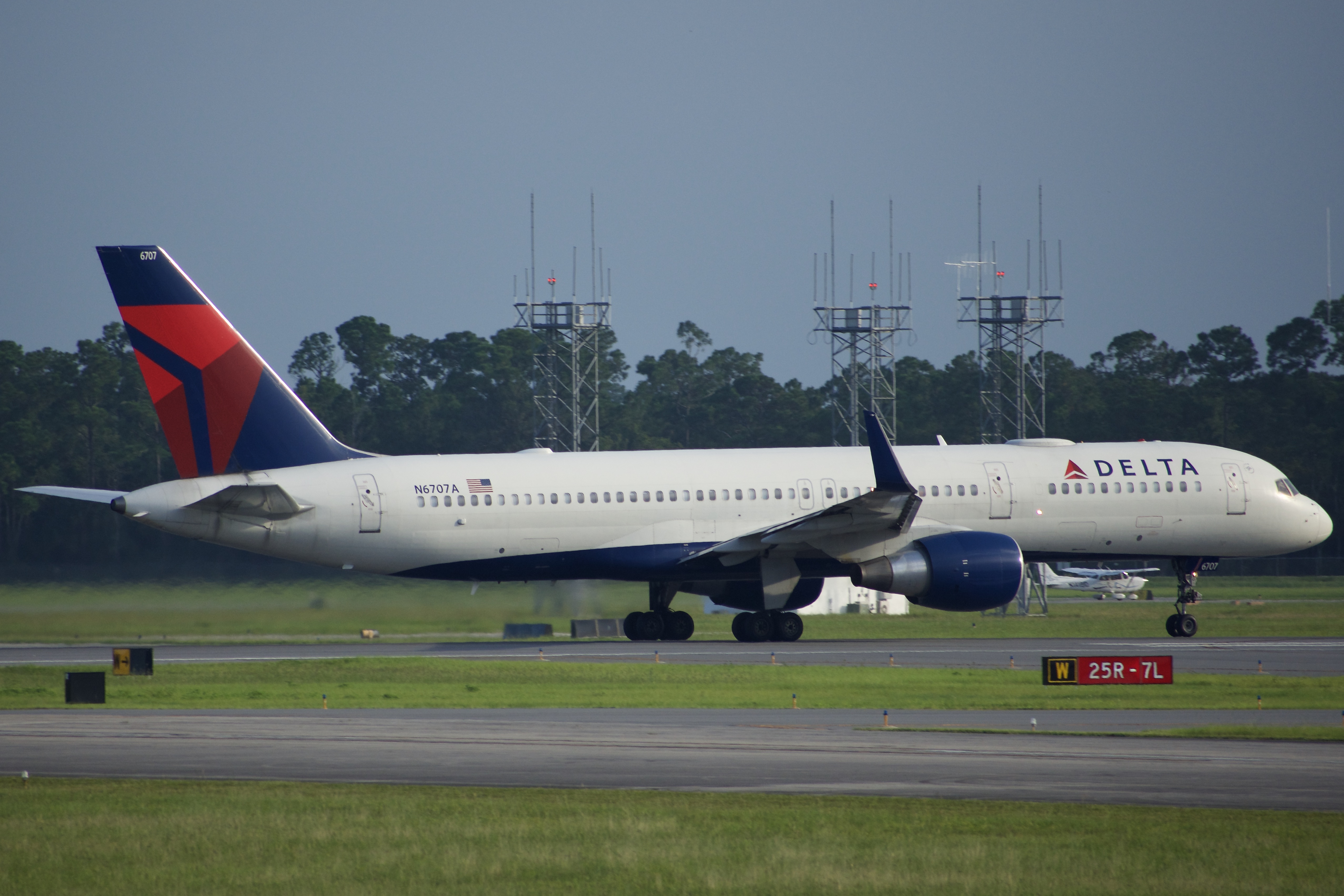 Full size: Delta Airlines Boeing 757-200 N6707A at Daytona Beach International Airport