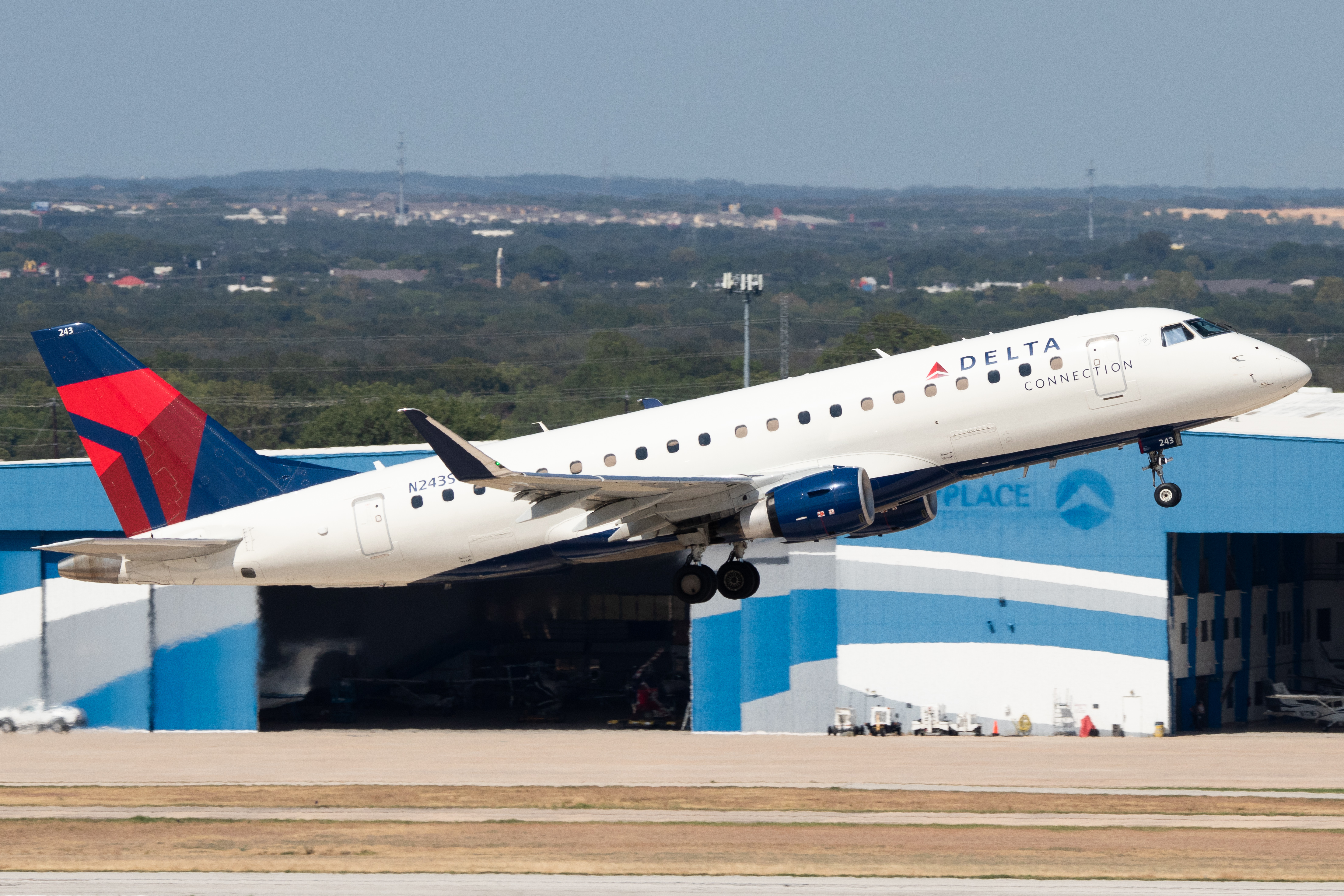 Full size: Delta Connection Embraer E175 N243SY at San Antonio International Airport