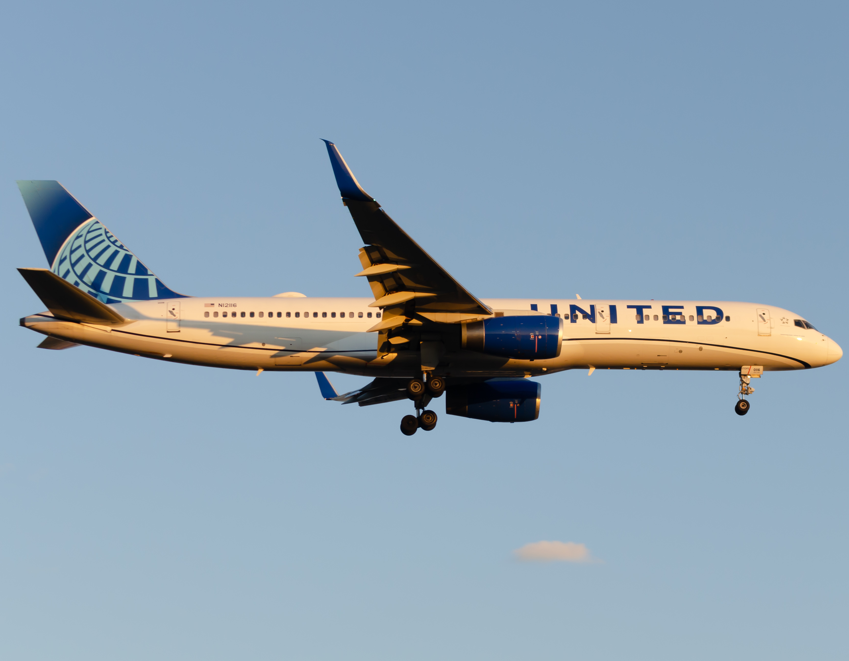 Full size: United Airlines Boeing 757-200 N12116 at Newark Liberty International Airport