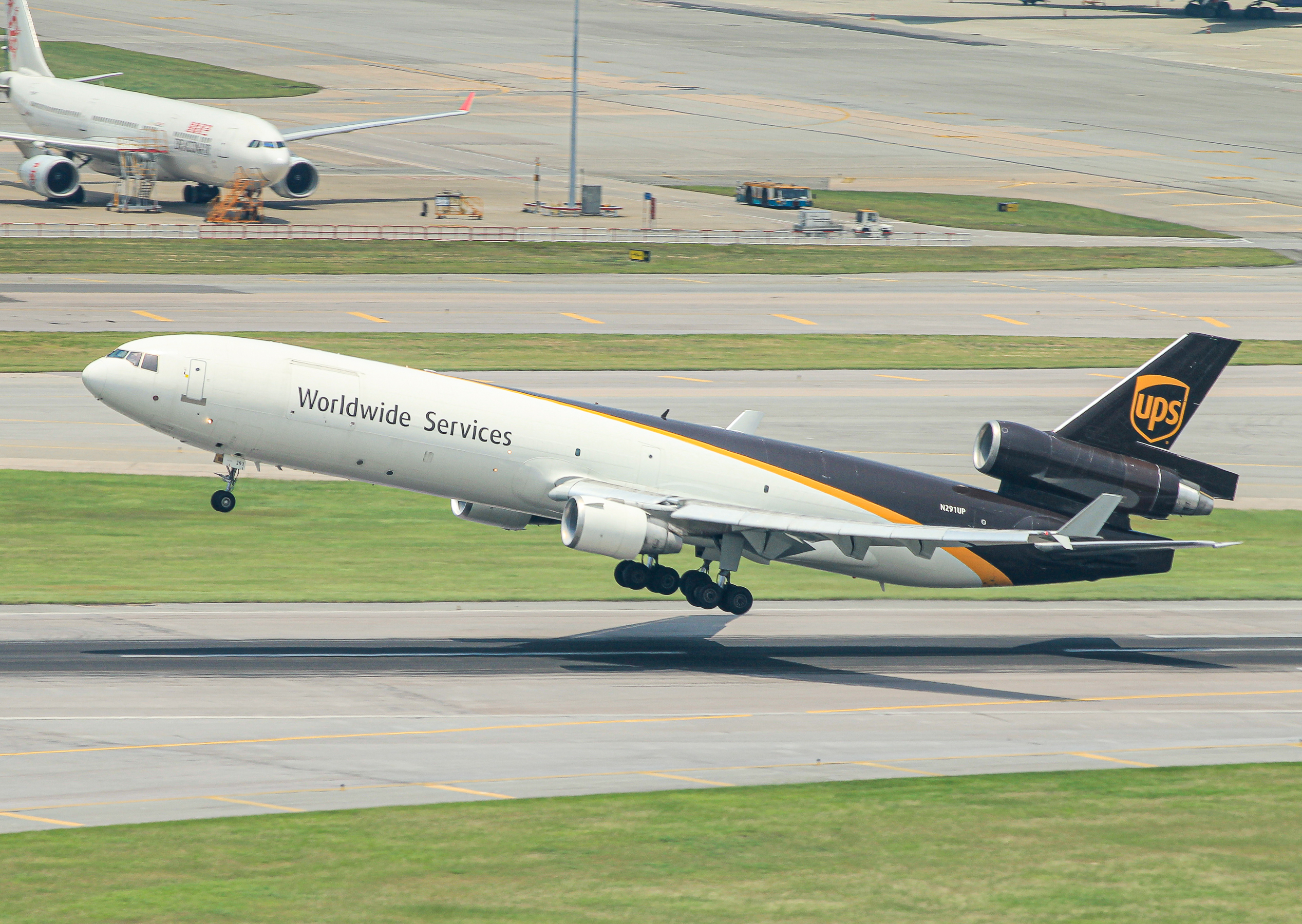 Full size: United Parcel Service Mcdonnell Douglas MD-11F N291UP at Hong Kong International Airport