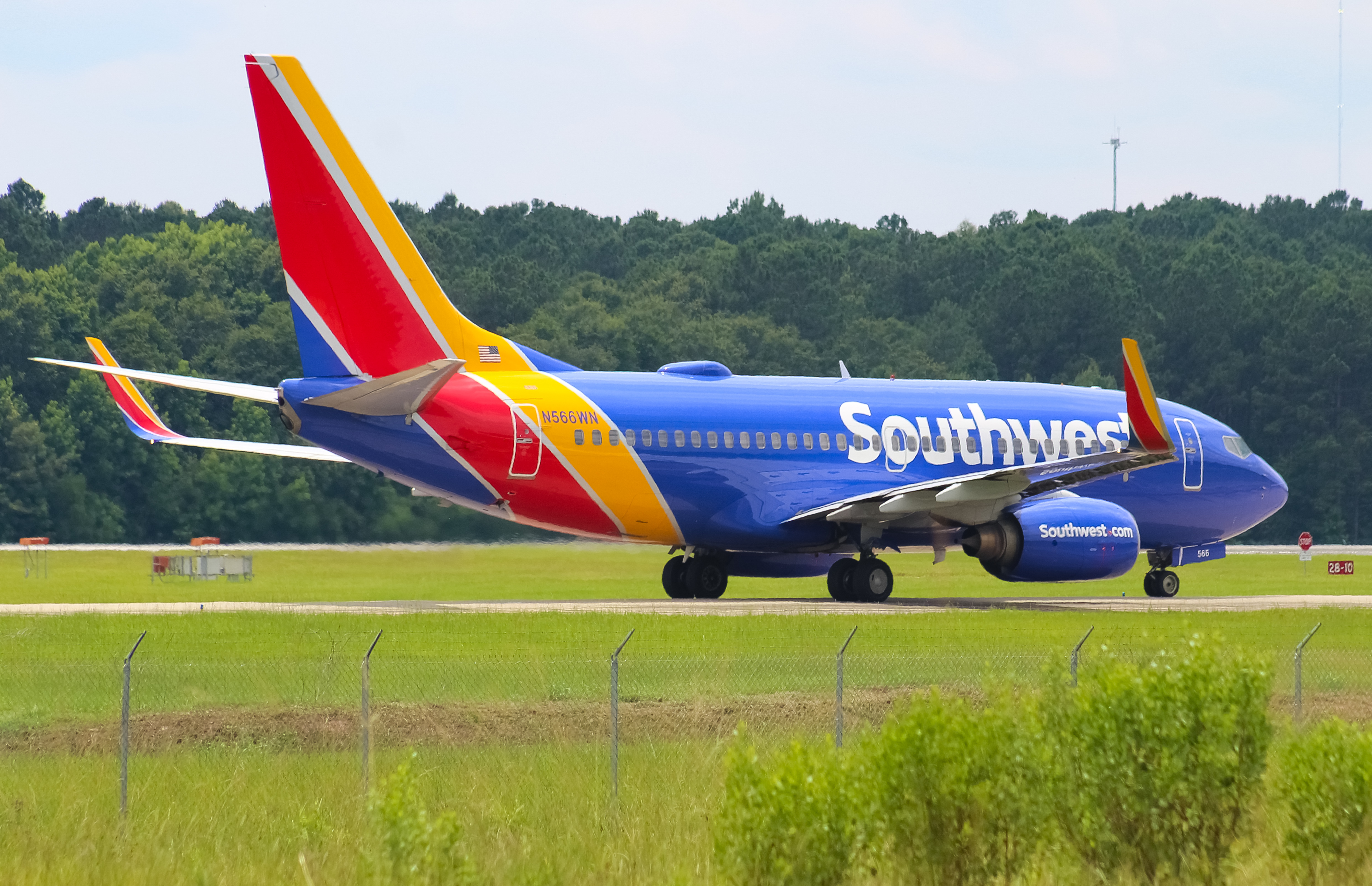 Full size: Southwest Airlines Boeing 737-700 N566WN at Savannah/Hilton Head International Airport