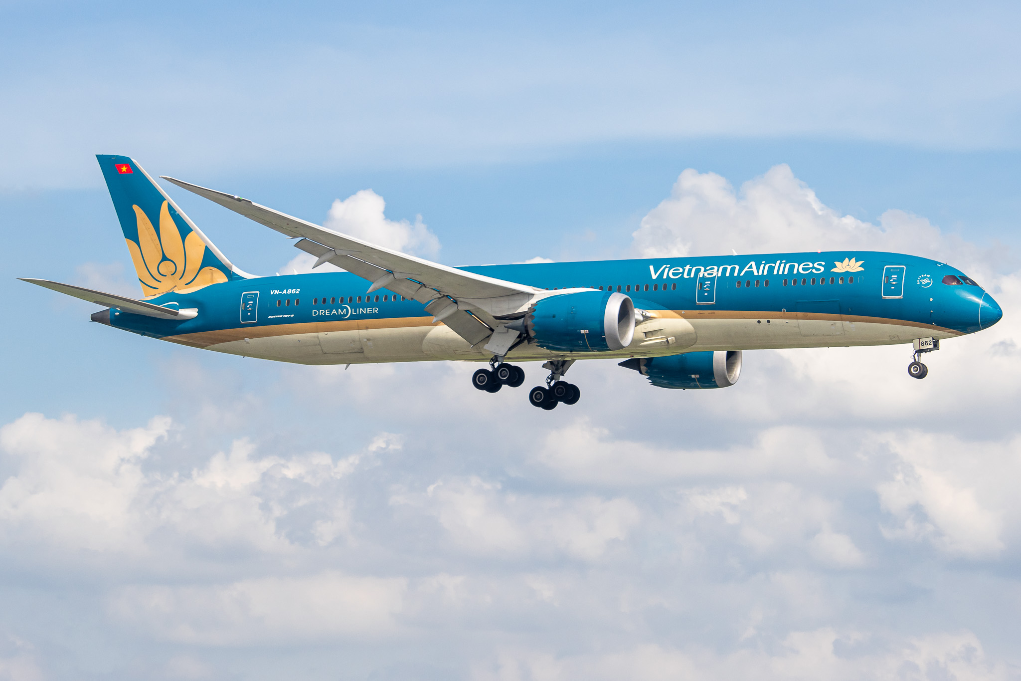 Full size: Vietnam Airlines Boeing 787-9 VN-A862 at Tan Son Nhat International Airport