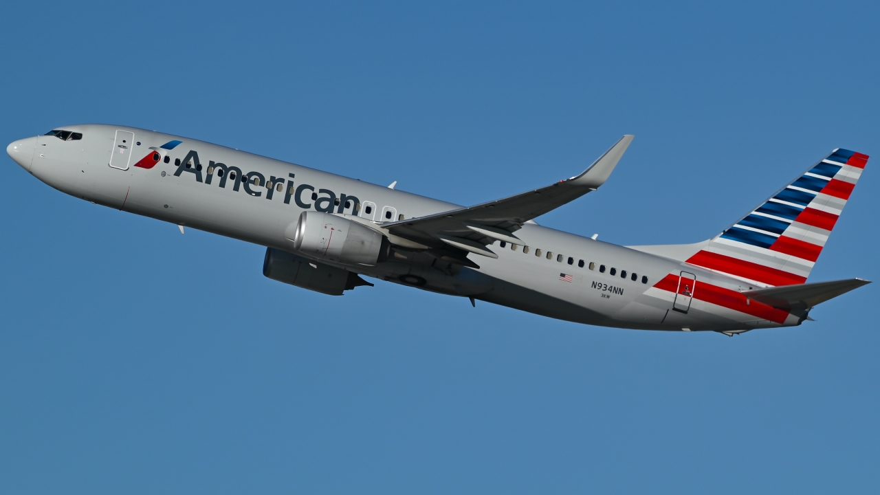 Full size: American Airlines Boeing 737-800 N934NN at Los Angeles International Airport