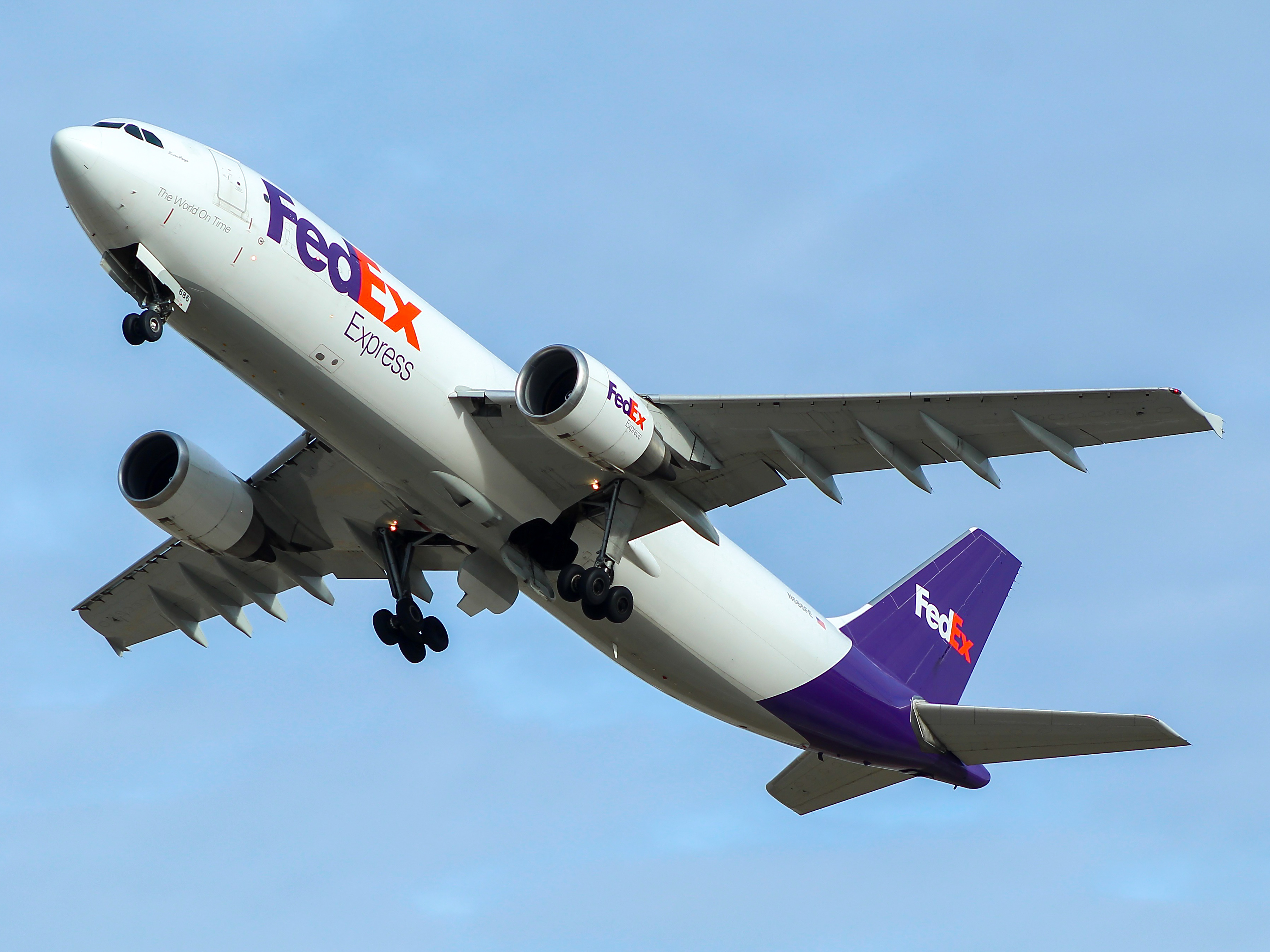Full size: FedEx Airbus A300-600F N686FE at General Mitchell International Airport