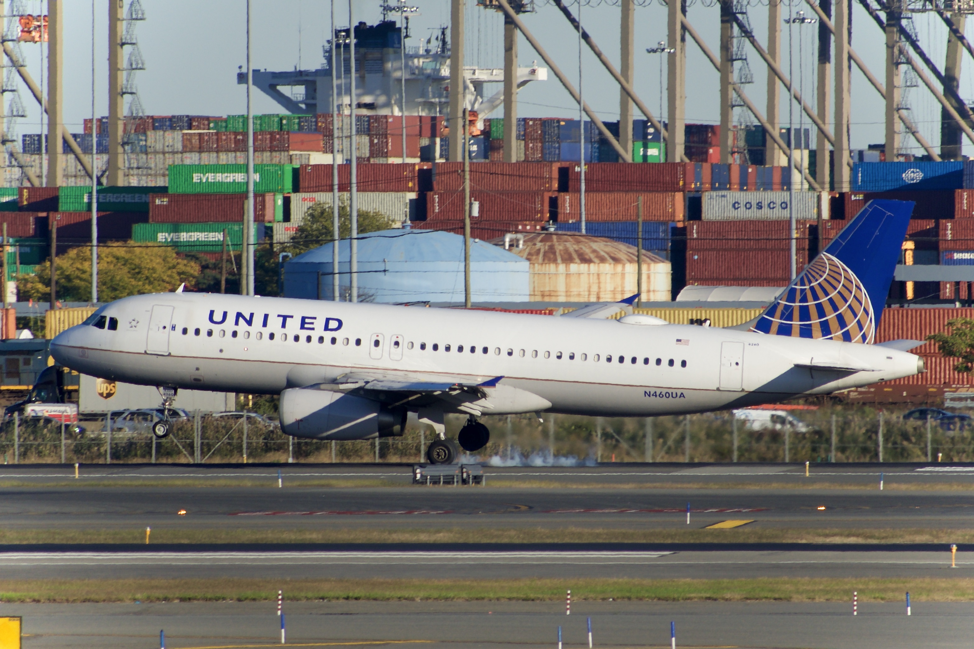 Full size: United Airlines Airbus A320 N460UA at Newark Liberty International Airport