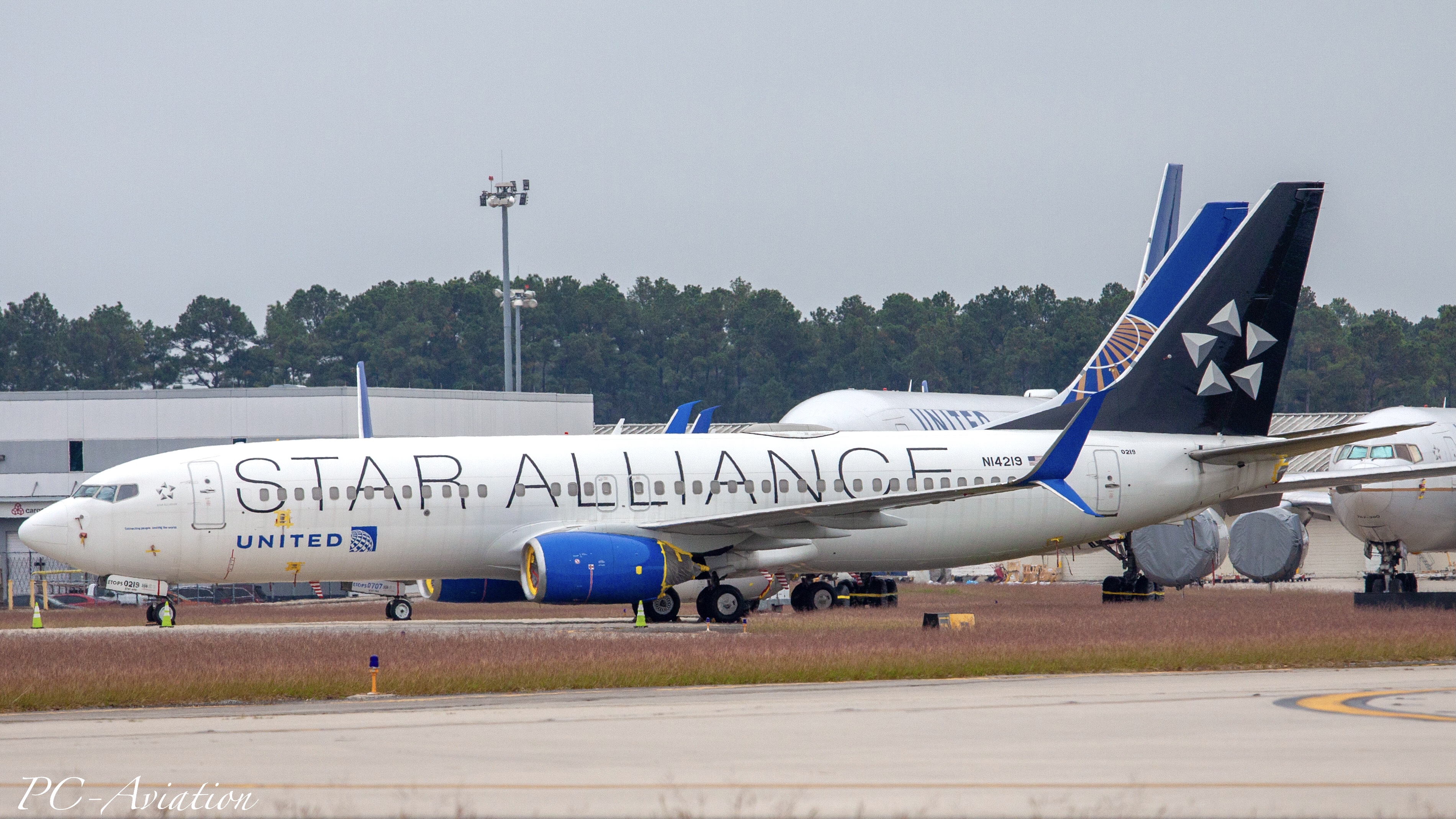Full size: United Airlines Boeing 737-800 N14219 at Houston-George Bush Intercontinental Airport