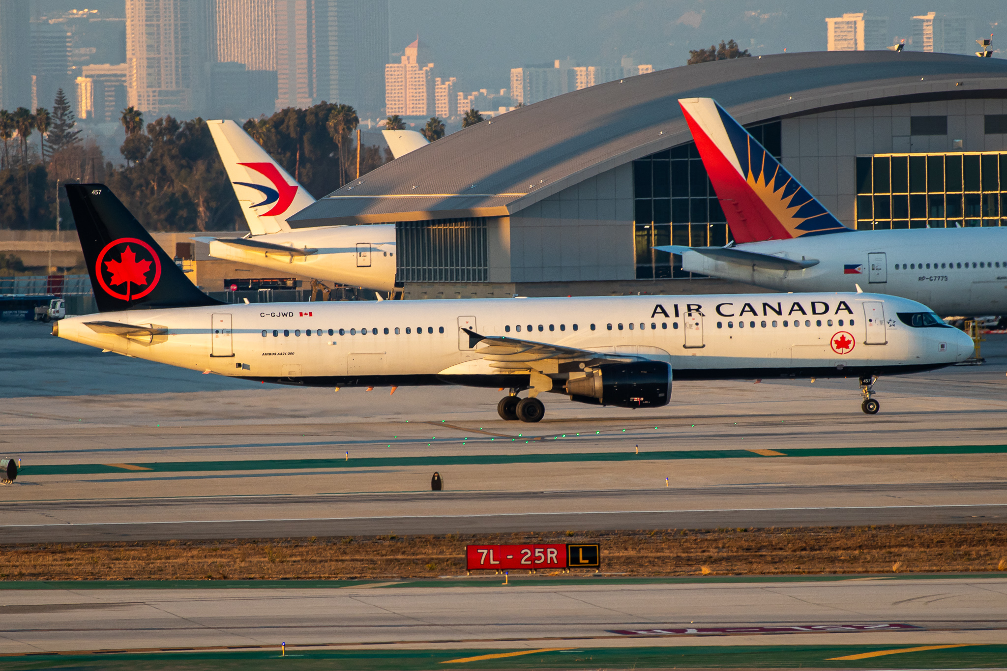 Full size: Air Canada Airbus A321-200 C-GJWD at Los Angeles International Airport